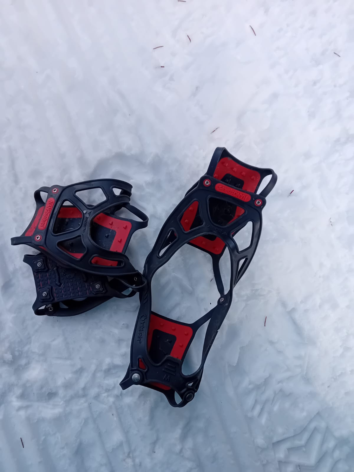 Spikes im Schnee