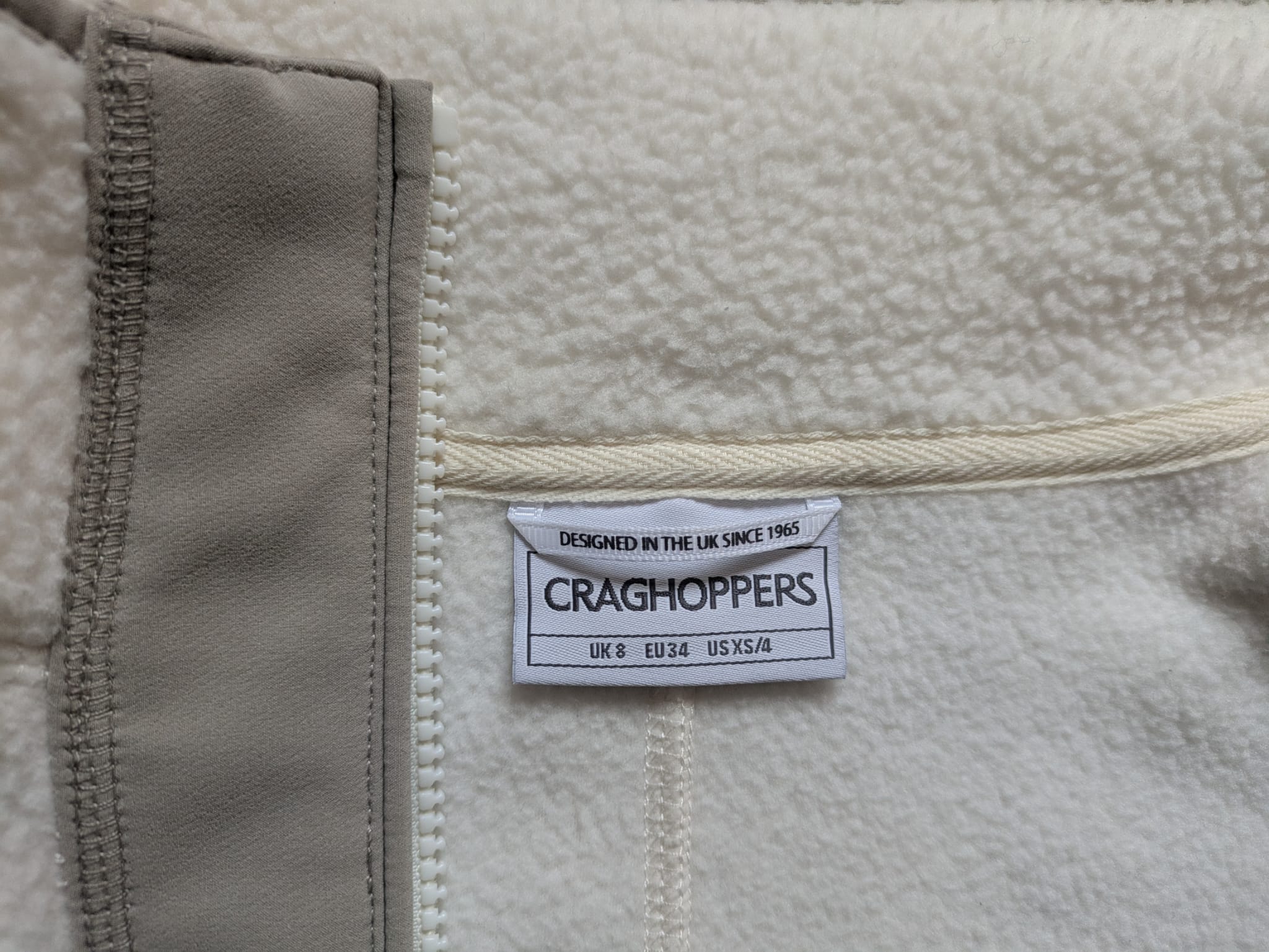 Der Aufhänger mit Logo und Größe der Jacke