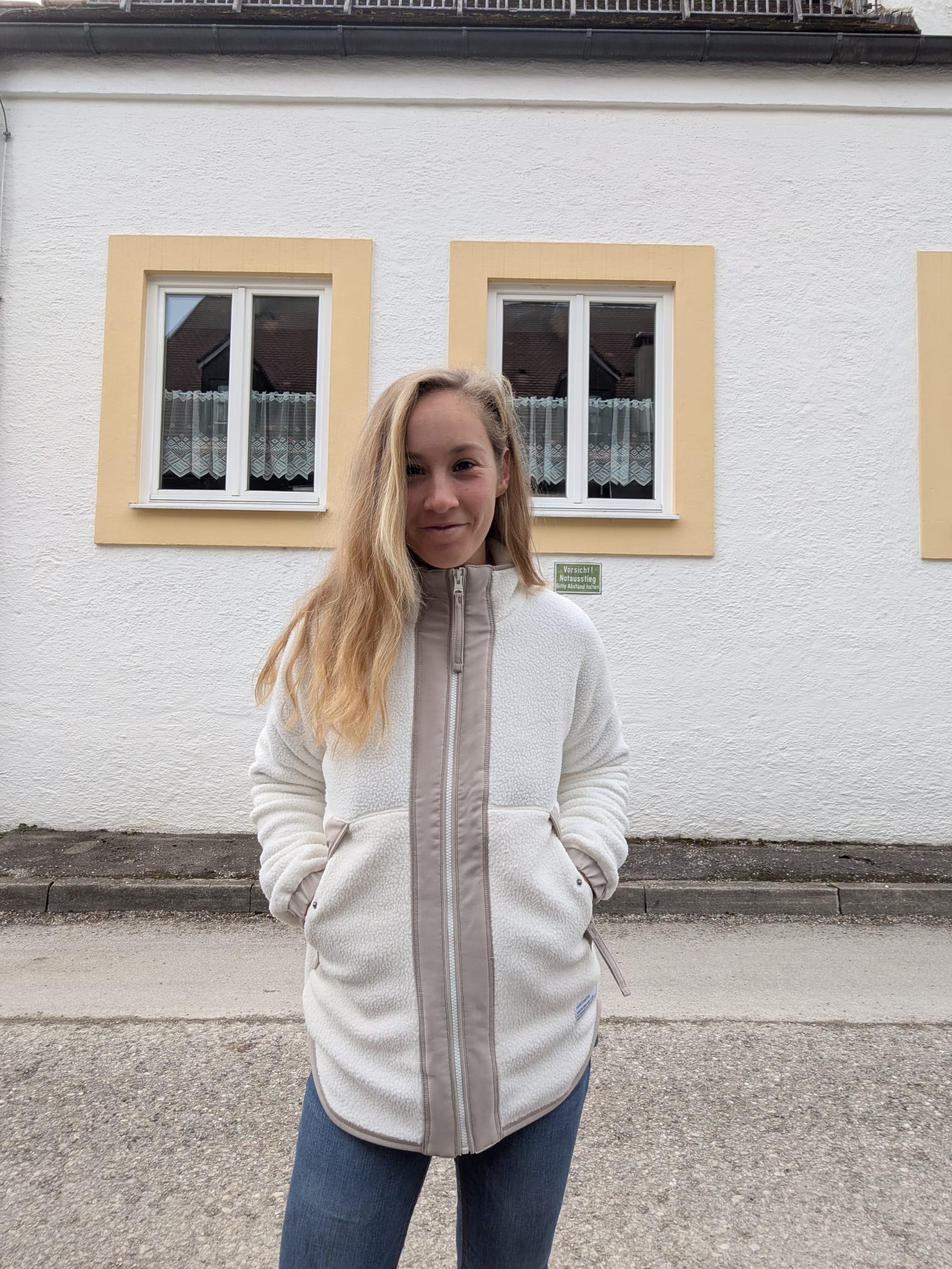 Ich trage die Jacke mit einem etwas dickeren Pulli und einem Tshirt drunter. Es hat 7°C Draußen und die Sonne scheint nicht.
