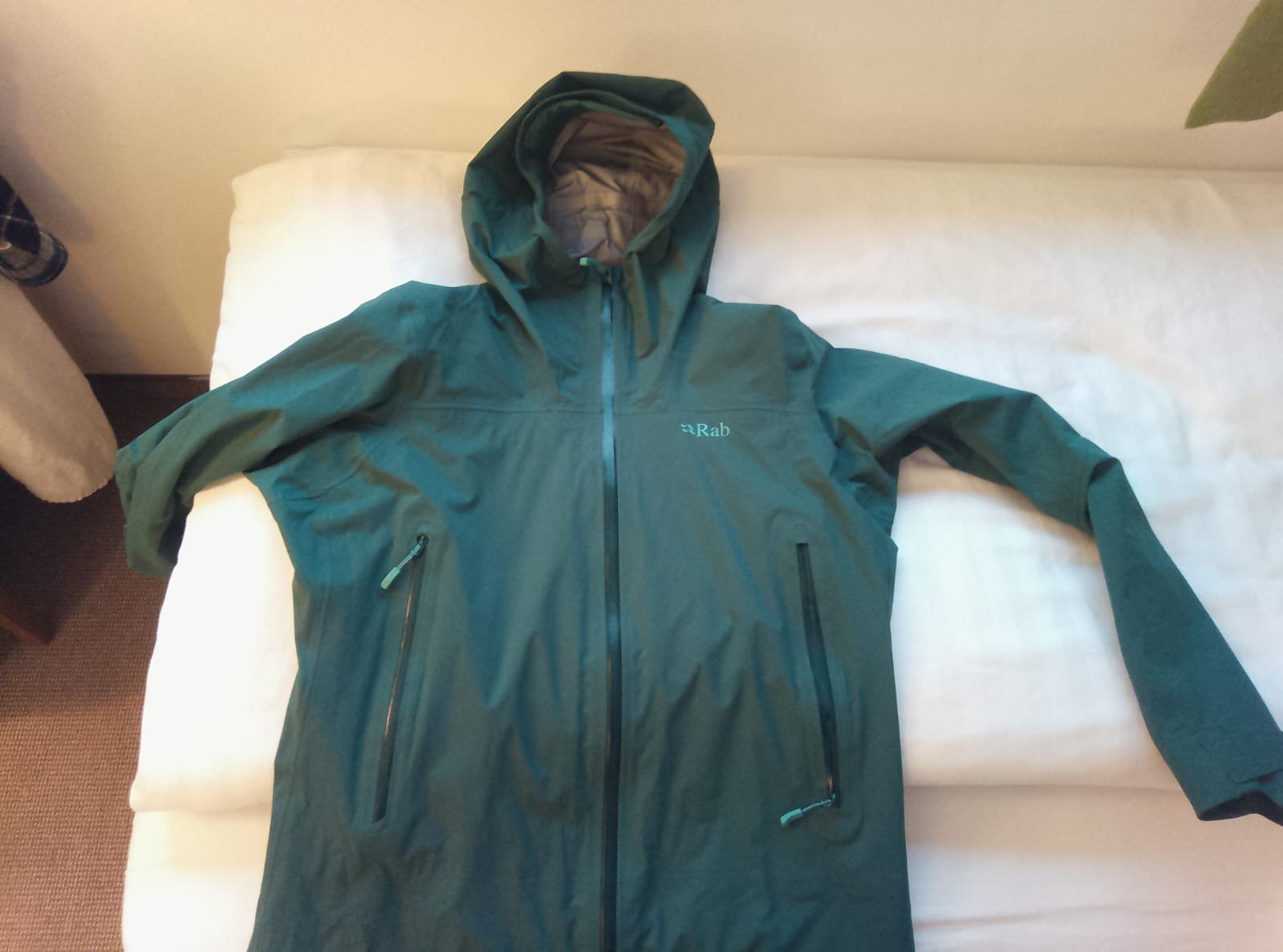 Jacke auf Bett