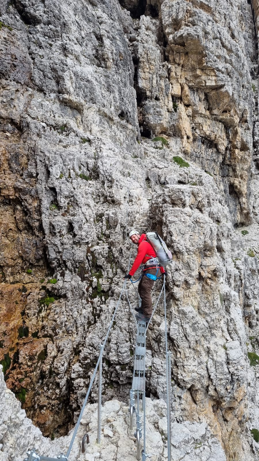 Auch bei Klettersteigen sitzt der Rucksack dank der Verspannriemen sicher
