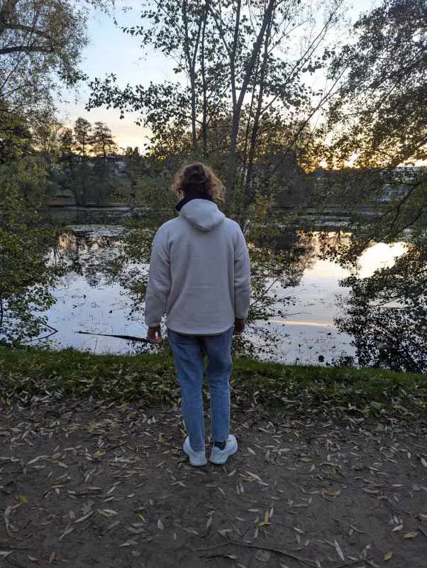 Man sieht die Jacke am Menschen 