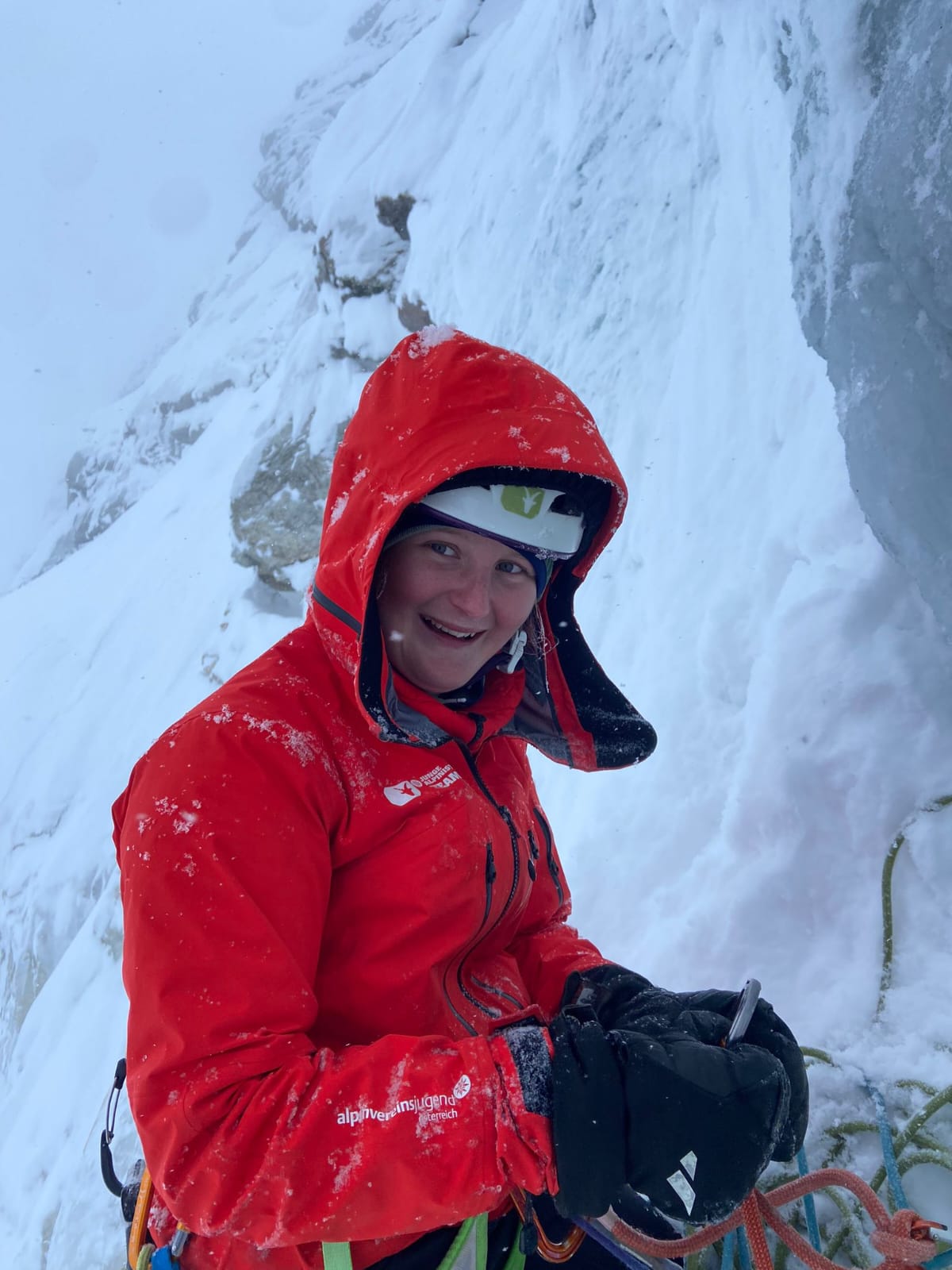 Glücklich dank warme Bekleidung beim Eisklettern