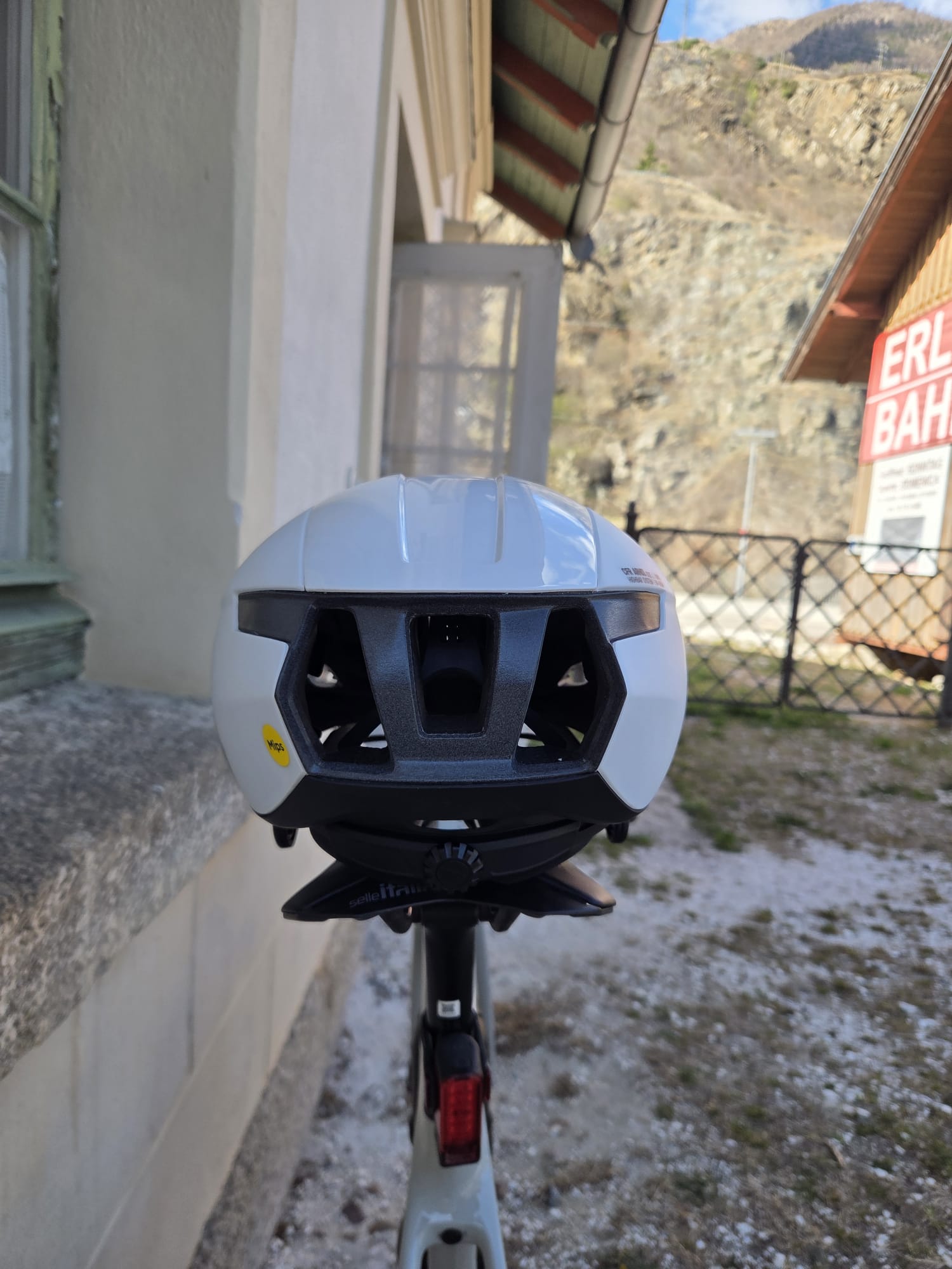 Der kompetente OUTSIDEstories-Test: Der Canyon Stingr CFR: Rennradhelm der Oberklasse