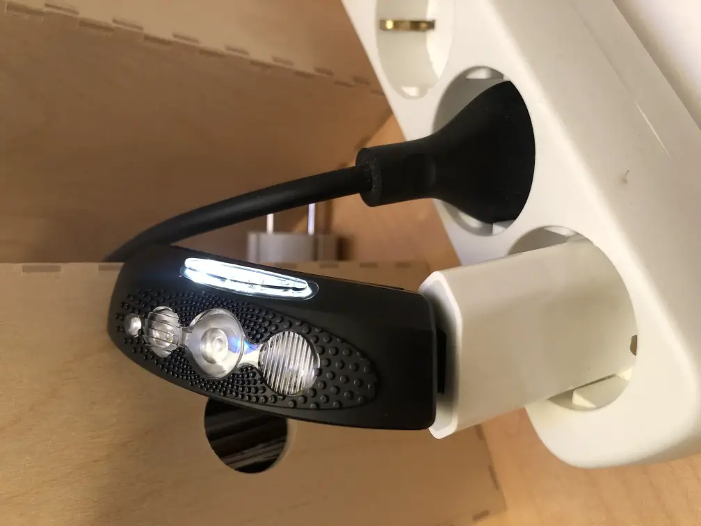 Die Lampe beim Laden, die LEDs der Leselampe leuchten