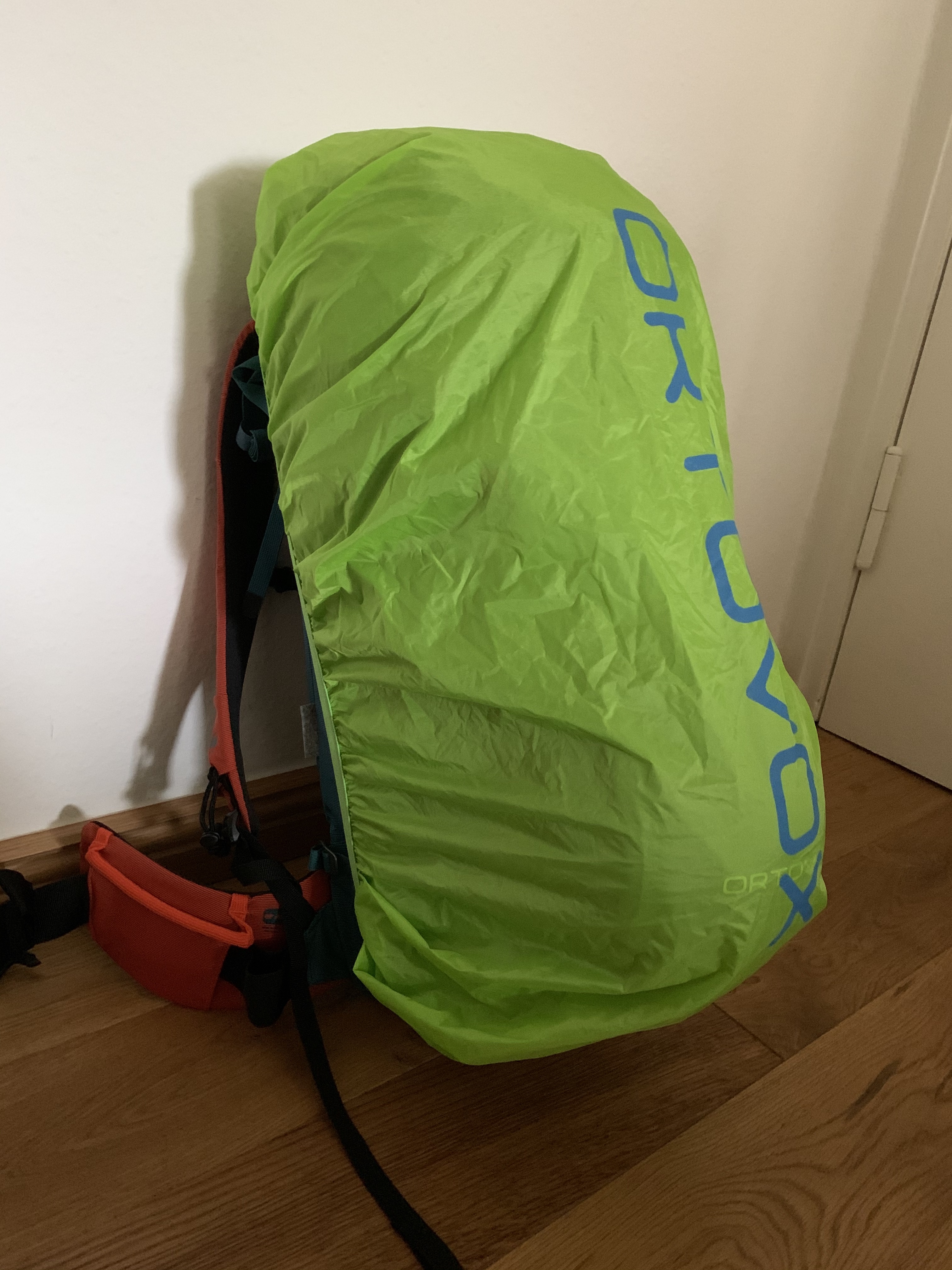 Cover mit Helm darunter