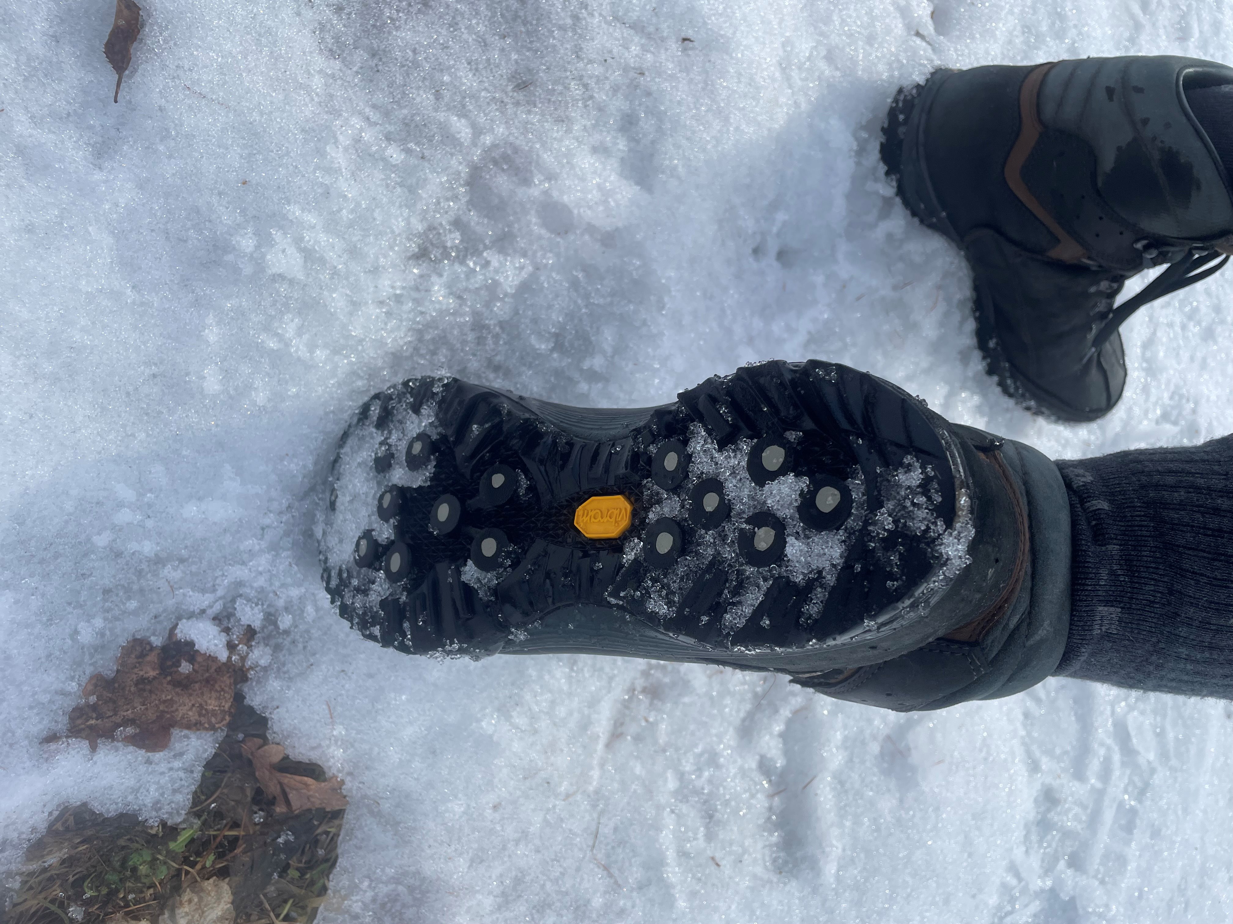 Am Bild sieht man die Vibram Sohle sowie die kleinen grauen Kreise die sehr rutschfest sind. 