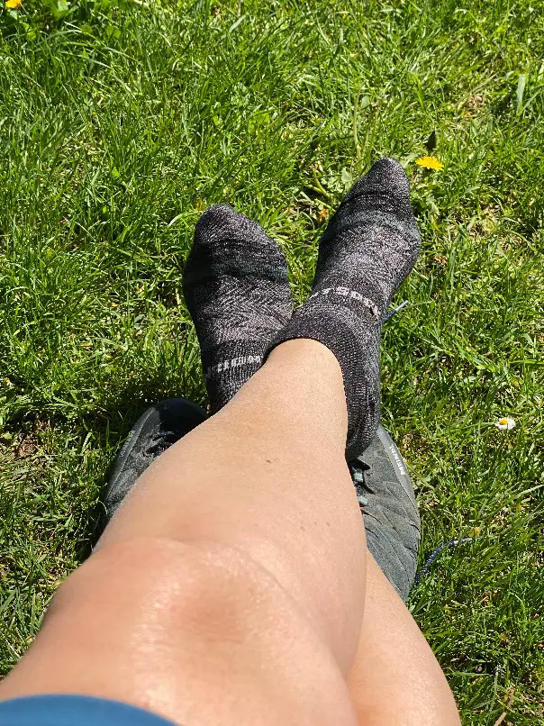 Ich laufe jeden Monat viele 100 km, da lege ich großen Wert auf gute Schuhe UND gute Socken. Fußgesundheit ist emens wichtig.