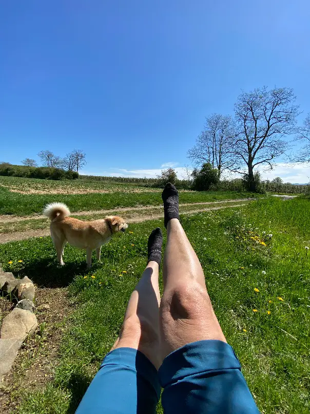 Wanderrast bei sehr warmen Wetter. Wind und Sonne trocknene die leicht verschwitze Außenschicht schnell ab, so das es trockenen Fußes weiter gehen kann.