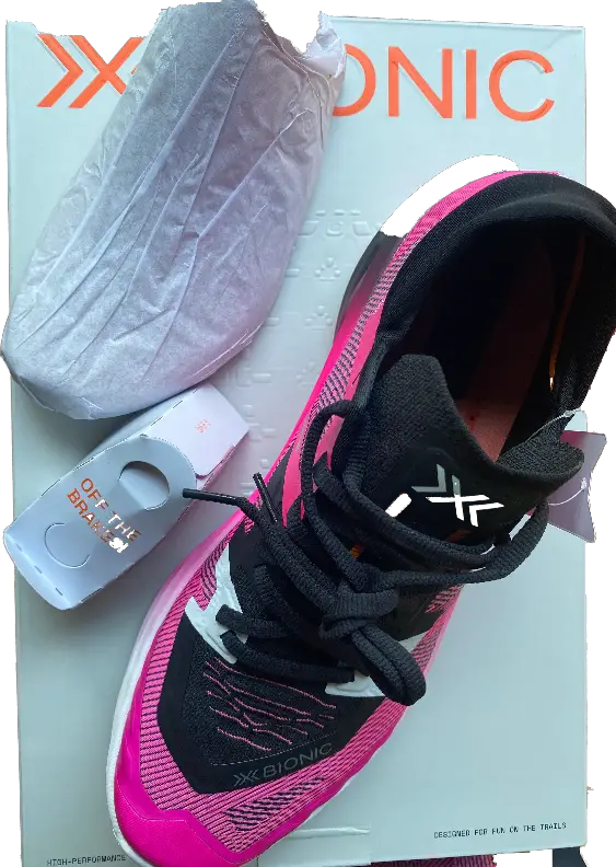 Der Trailrunningschuh hat keine klassische Zunge und wird mich sehr stabilen Schnürsenkeln gebunden.