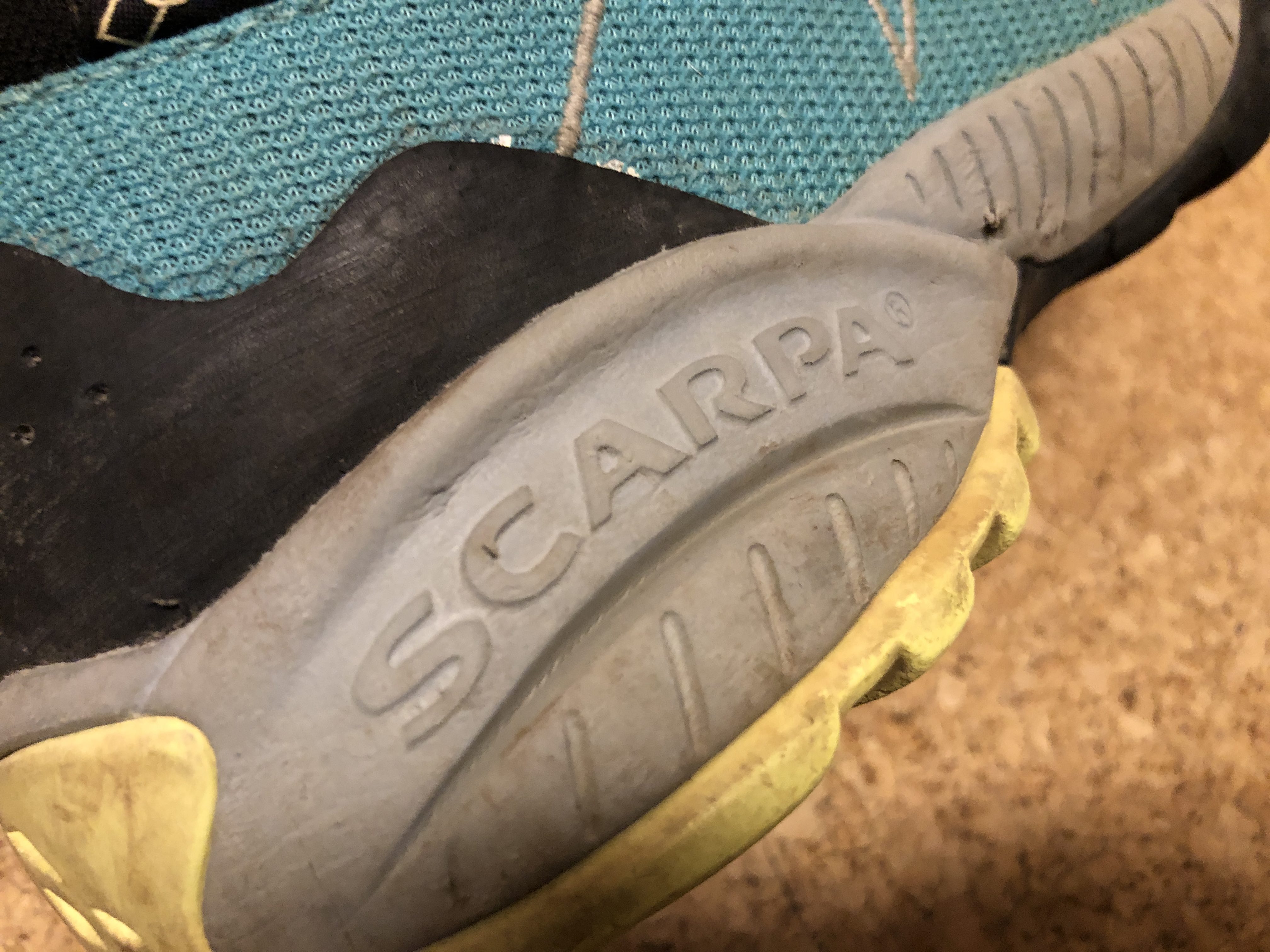 Das Scarpa Logo auf dem Schuh