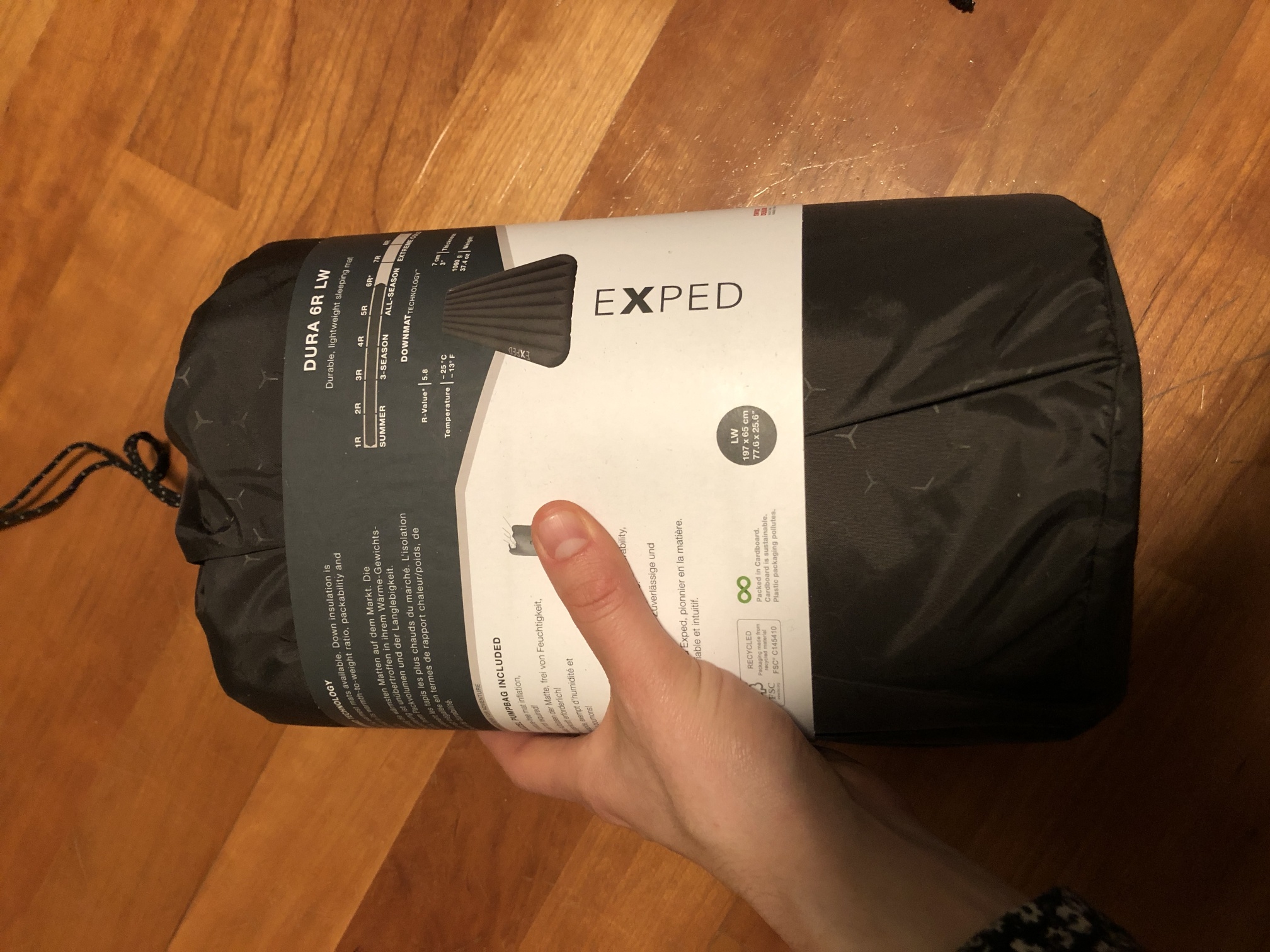 Verpackte Isomatte mit Hand