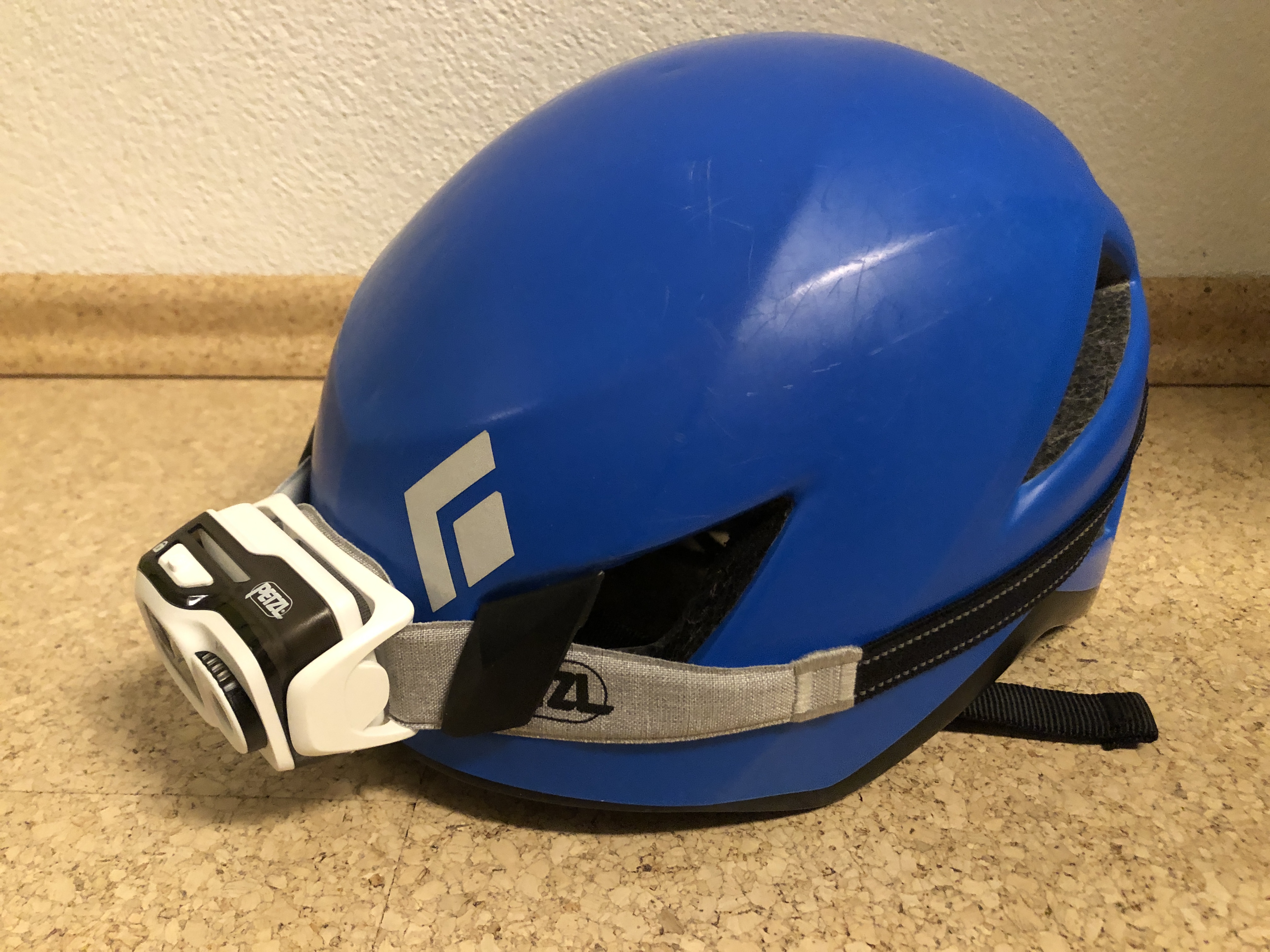 Der Helm mit Stirnlampe vorne