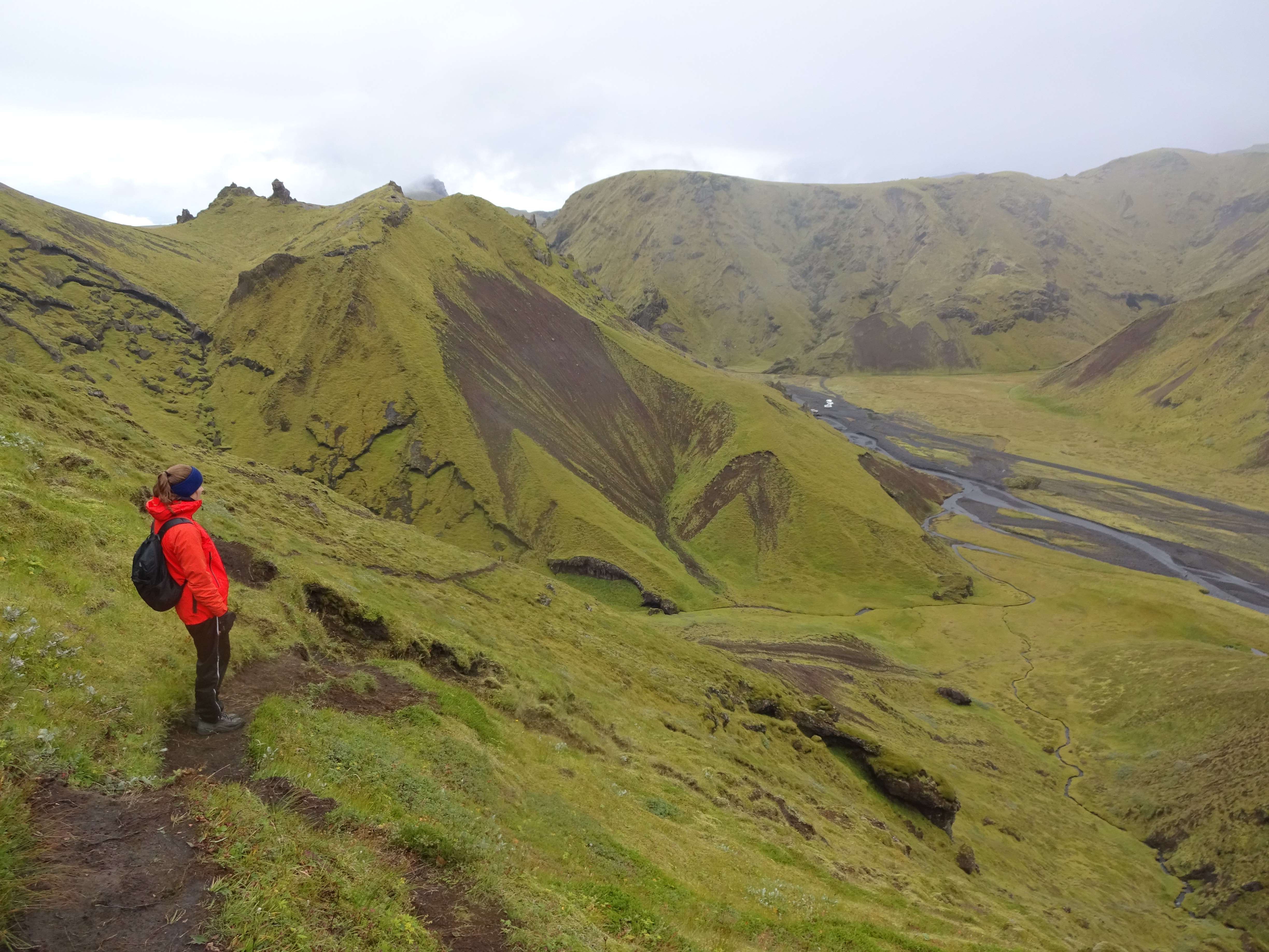 Der Rucksack auf meinem Rücken auf einer Wanderung in Island