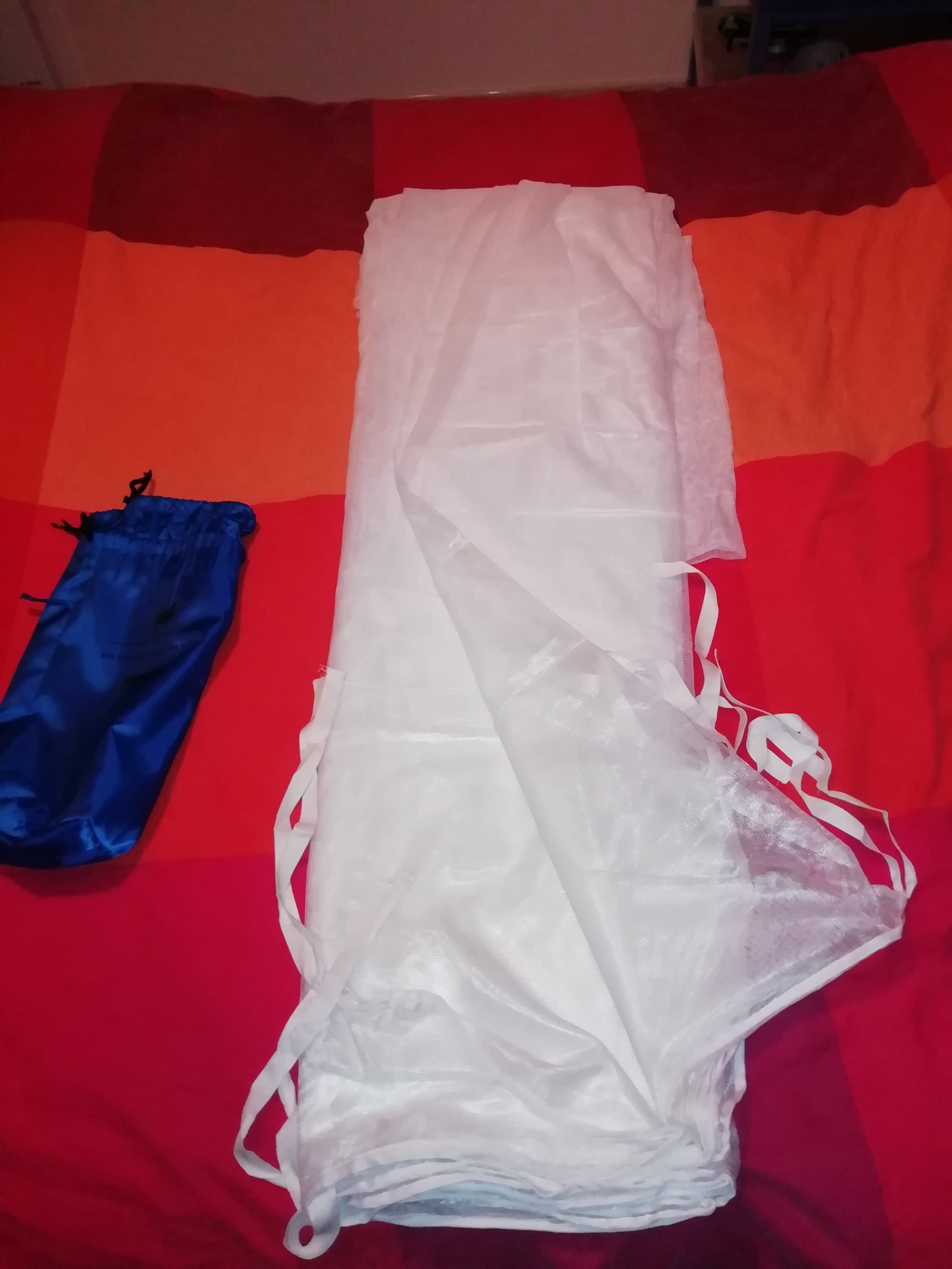 ausgebreitet am Bett