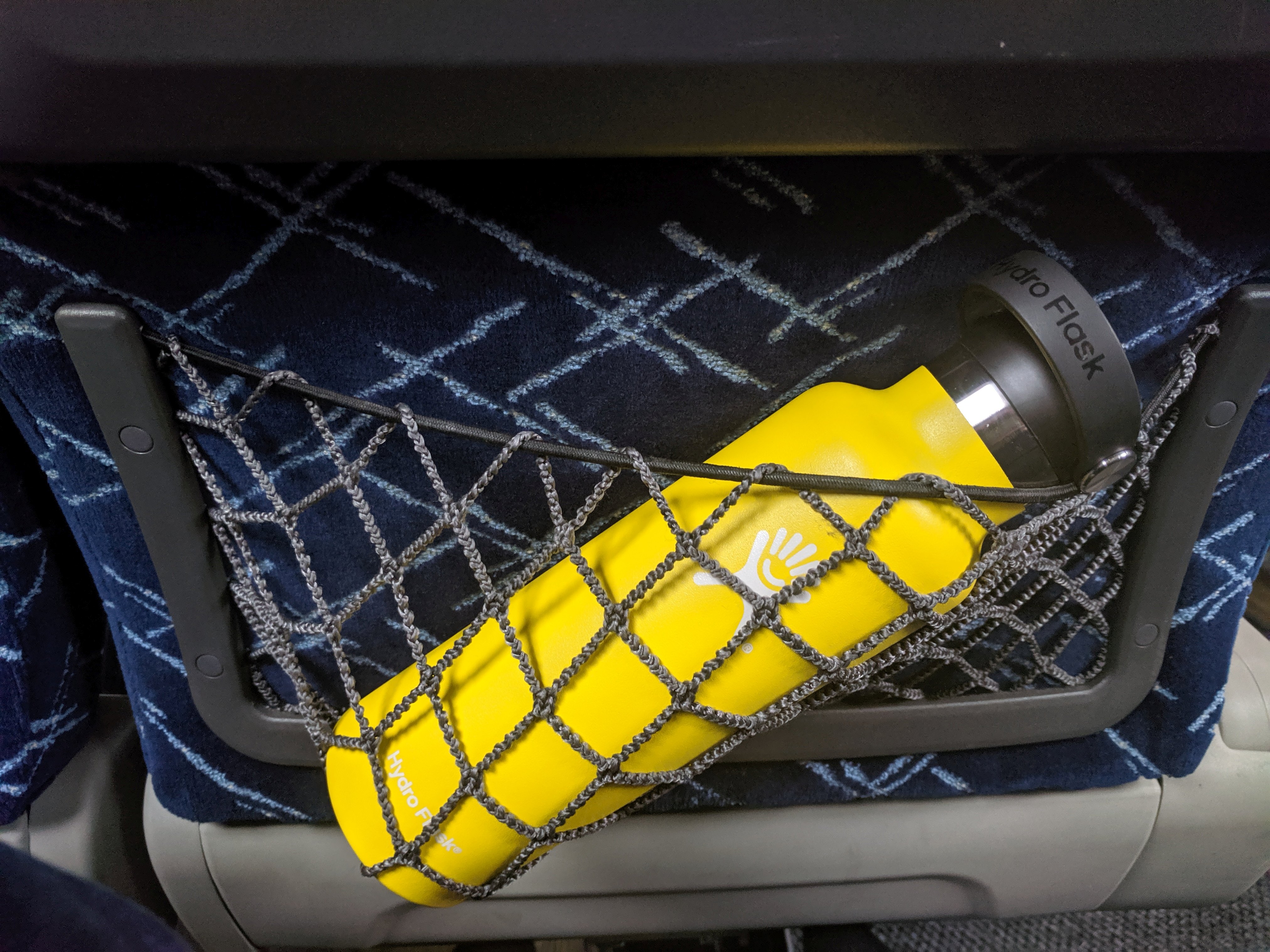 Flasche im Gepäcknetz