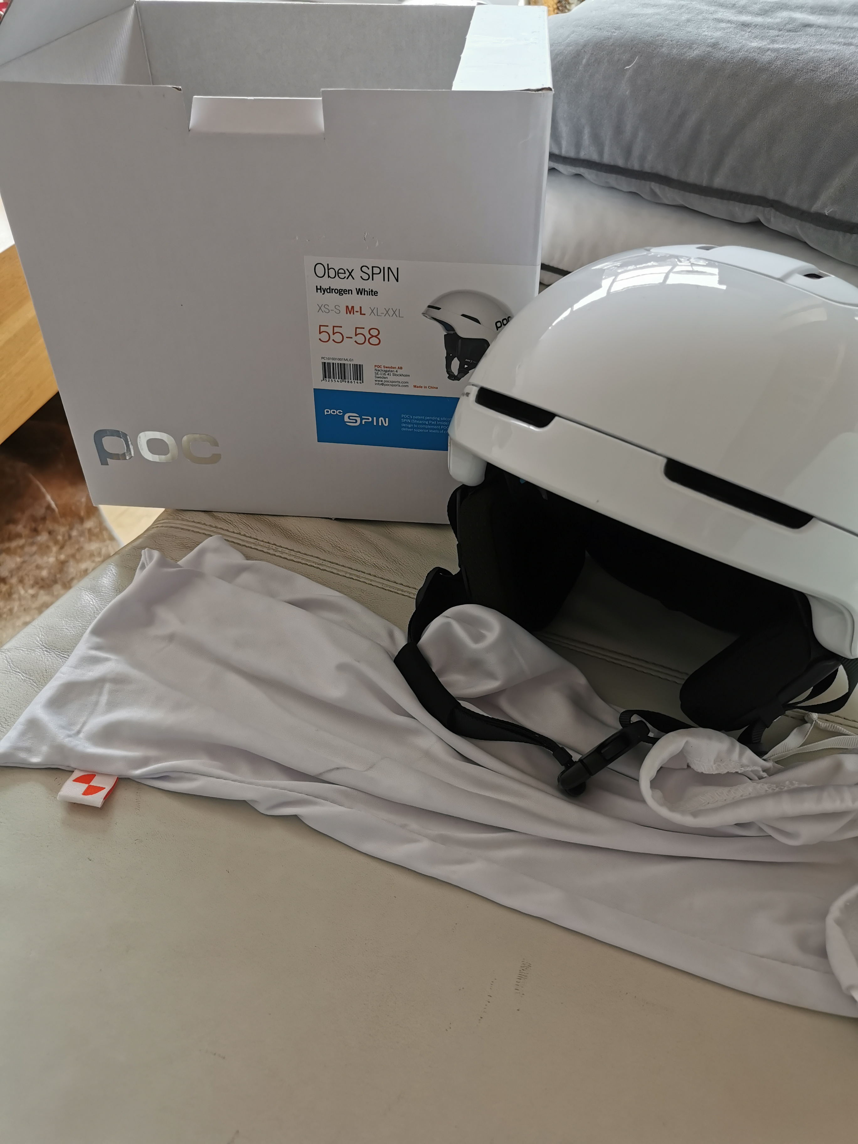 Verpackung, Schutzhülle, Helm mit Ventilationsschlitzen