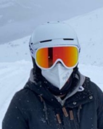 Helm mit Brille und FFP2 Maske
