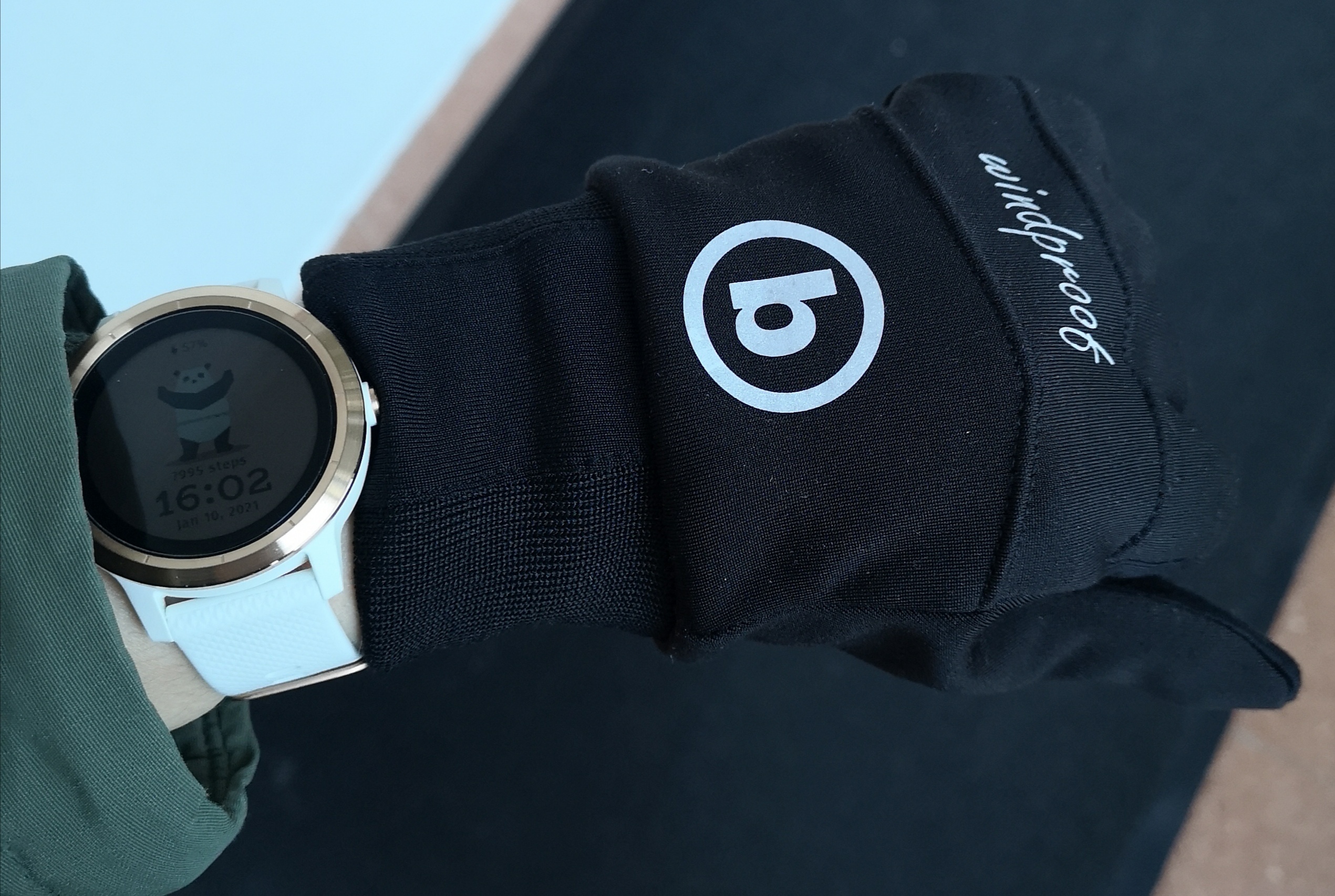 Handschuh mit Uhr