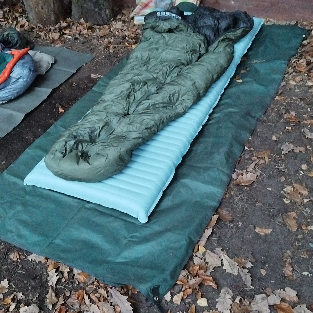 Neoair unter Felsen