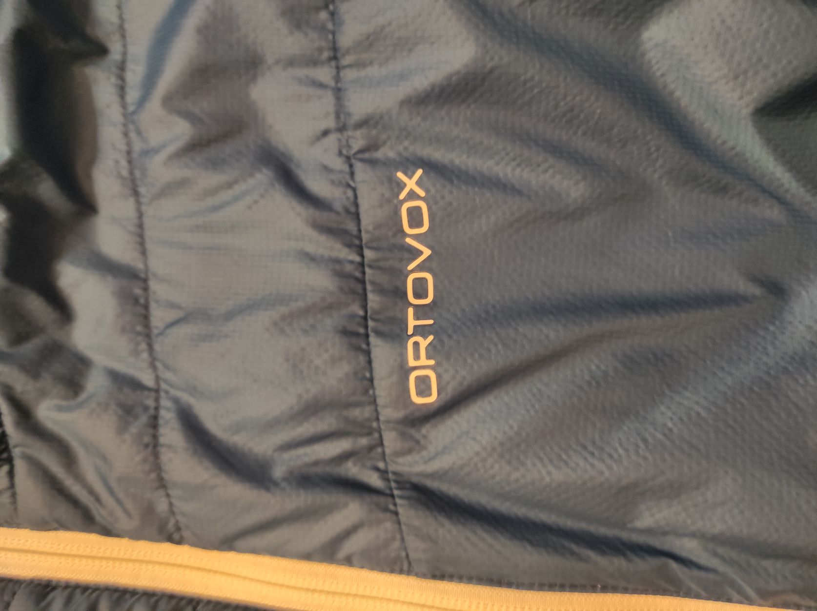Ortovox-Logo auf der Brust