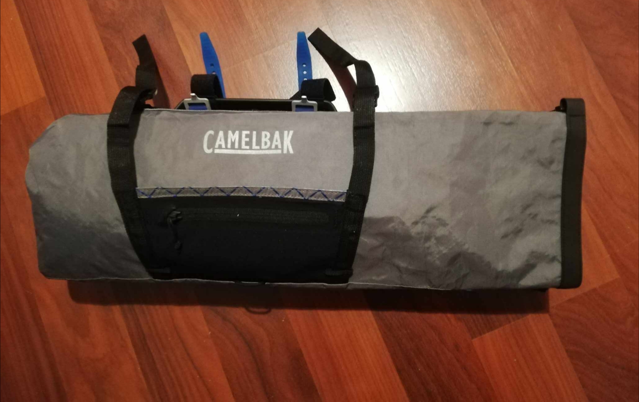 Man sieht die Tasche. Eine Seite zu, eine offen 