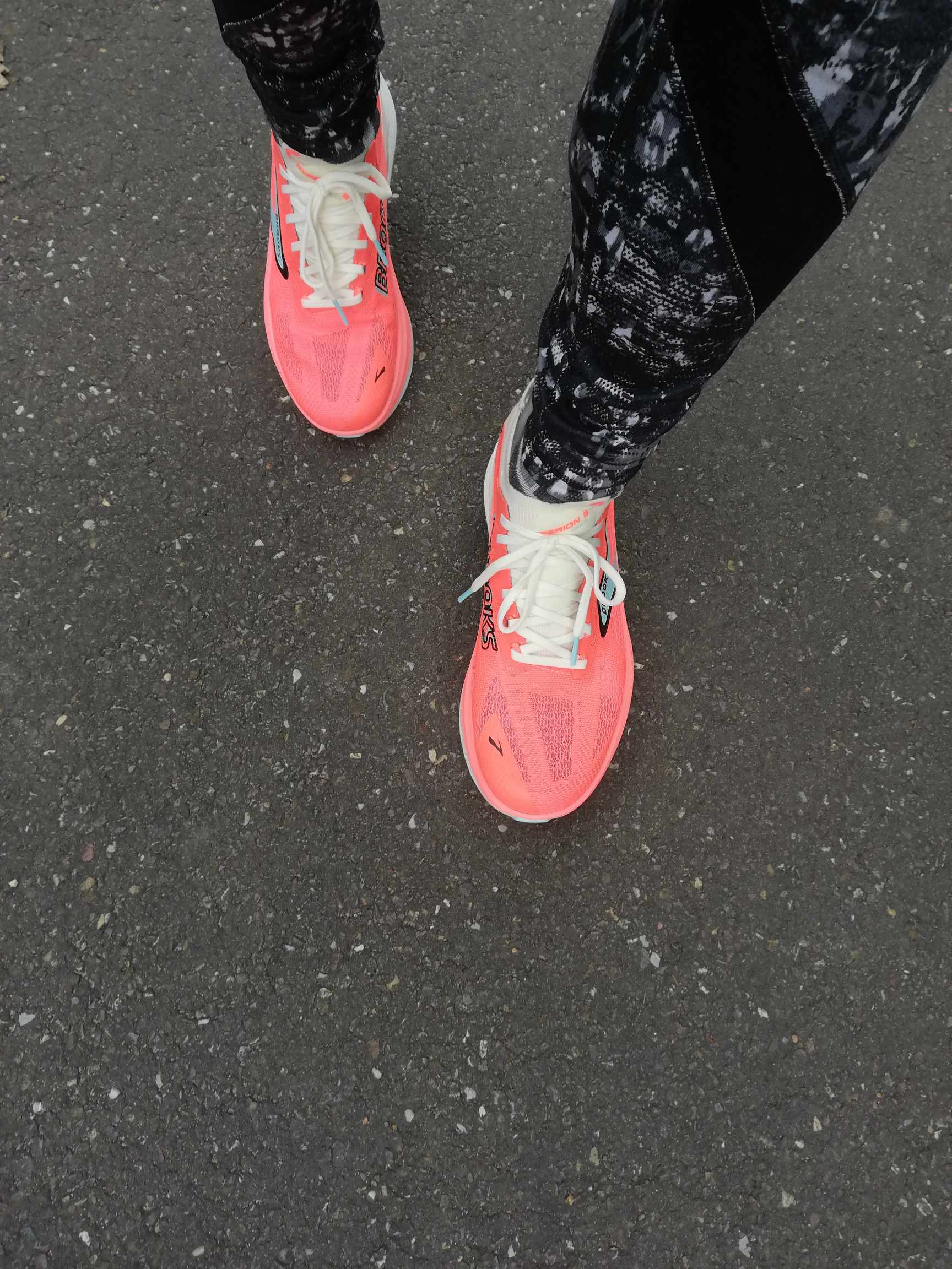 Man sieht den Schuh am Fuß 