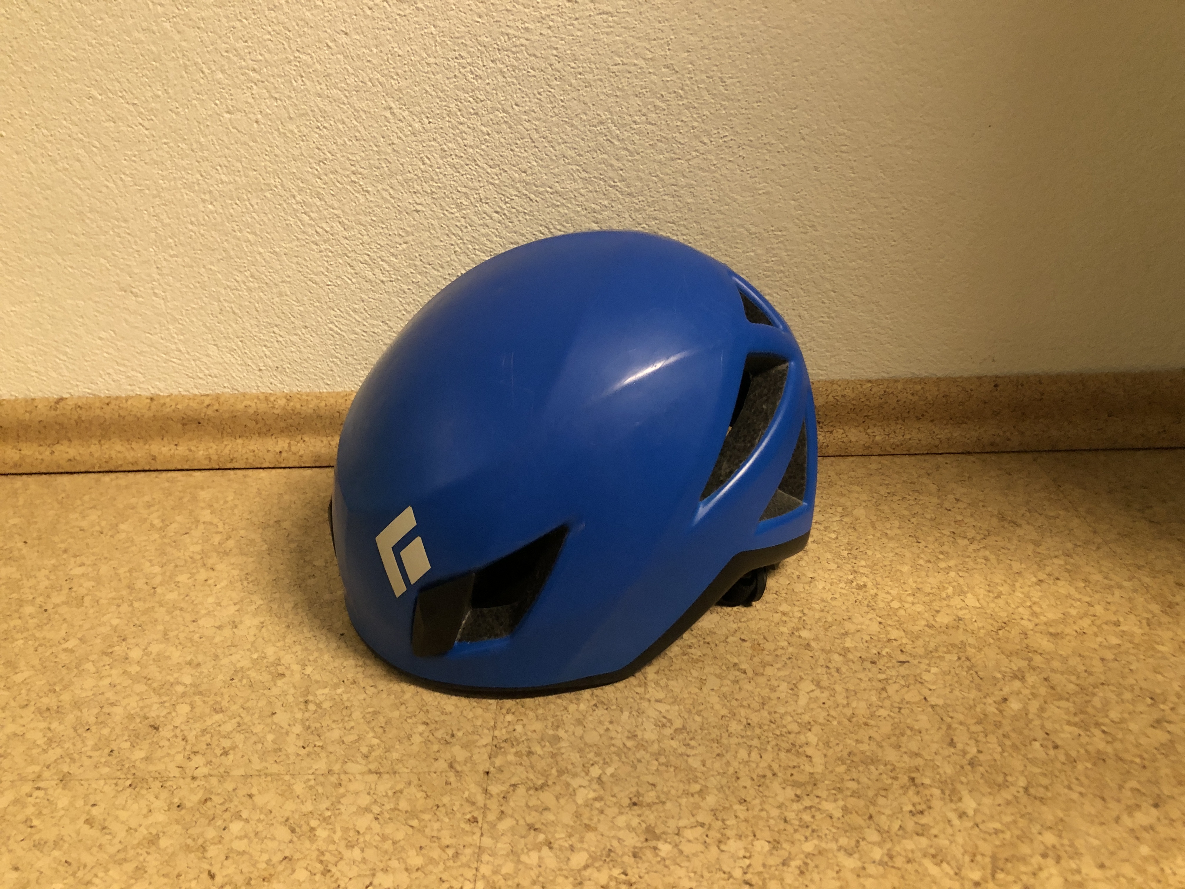Der Black Diamond Vector Helm von schräg vorne