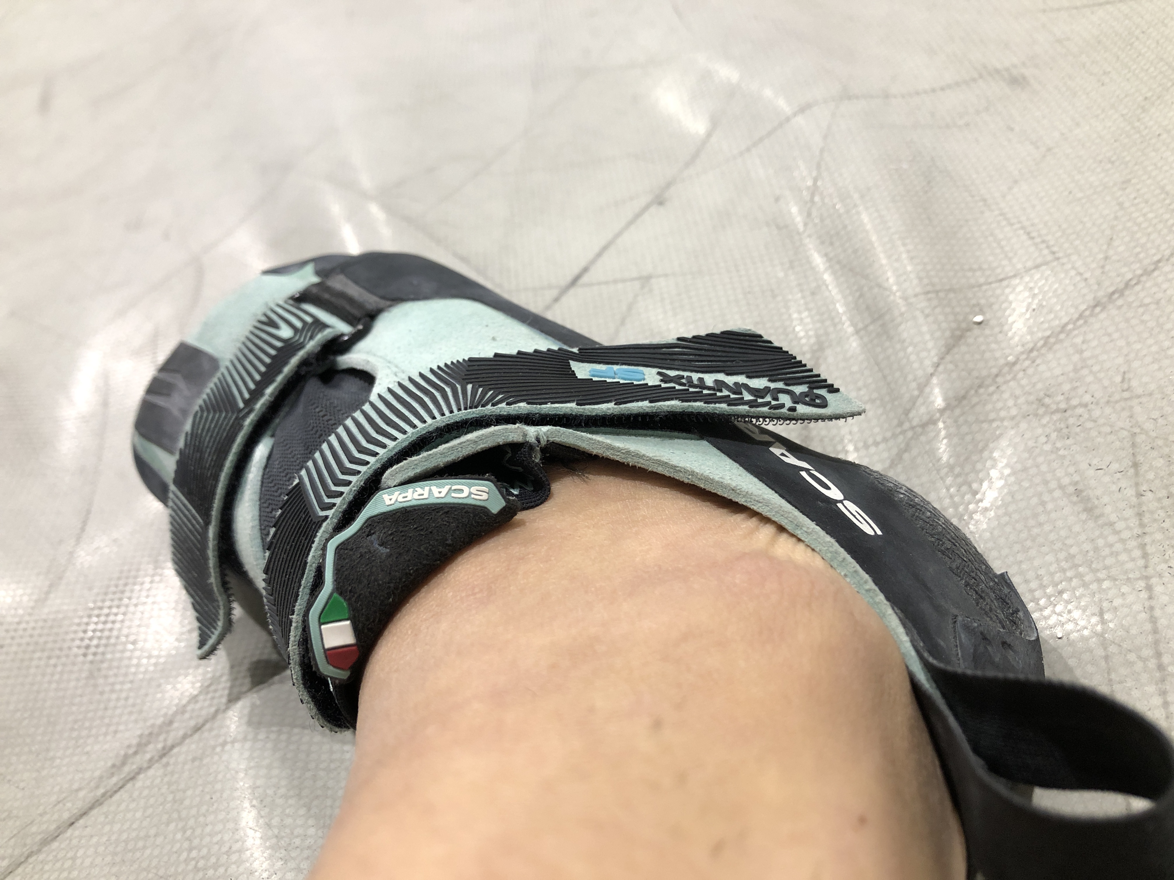 Fuß im Schuh, geschlossener Klett