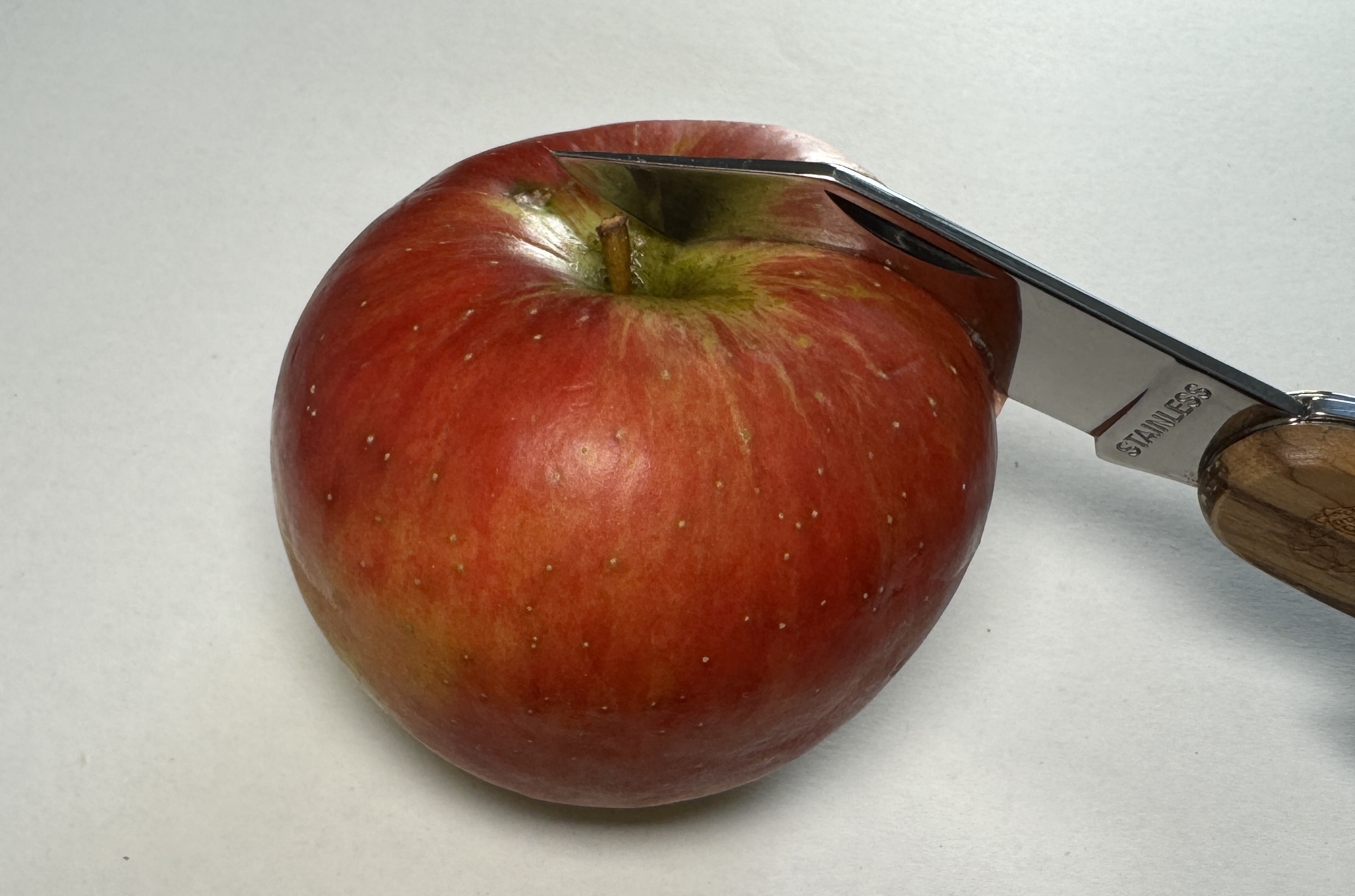 Messer nach dem Schärfen, ist minimal schärfer. Aber nicht ausreichend um gut zu schneiden.