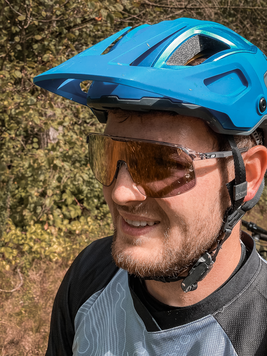 Brille aufgesetzt