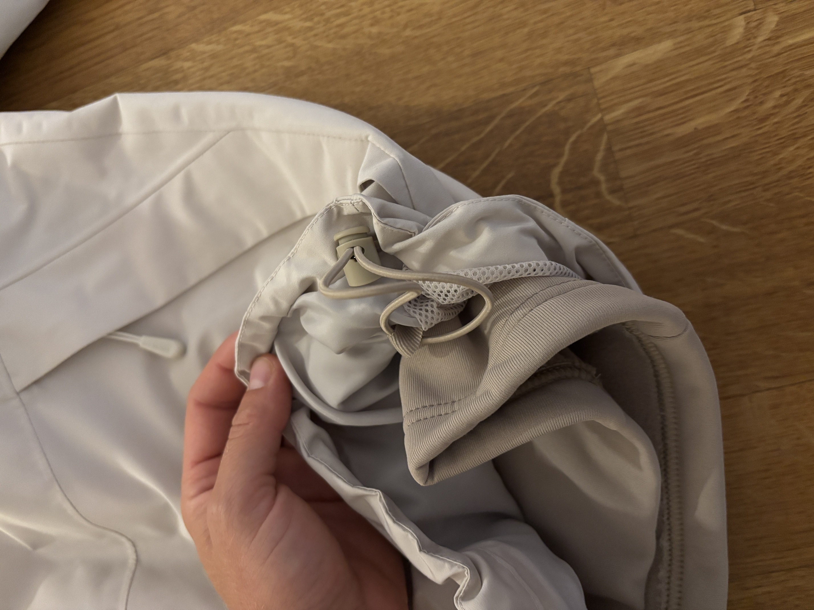 Gummizug an der Jacke unten
