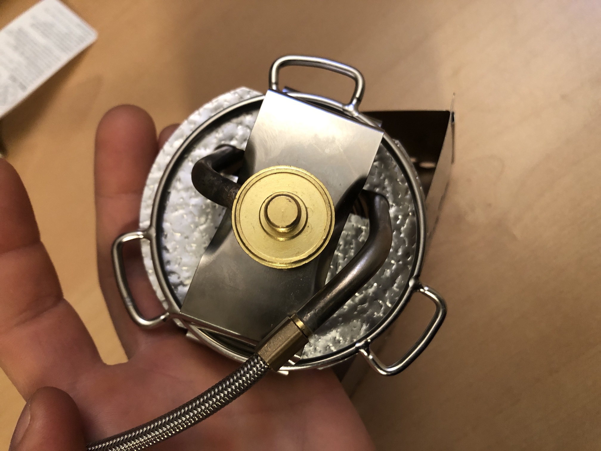 Der Ring am Kocher befestigt