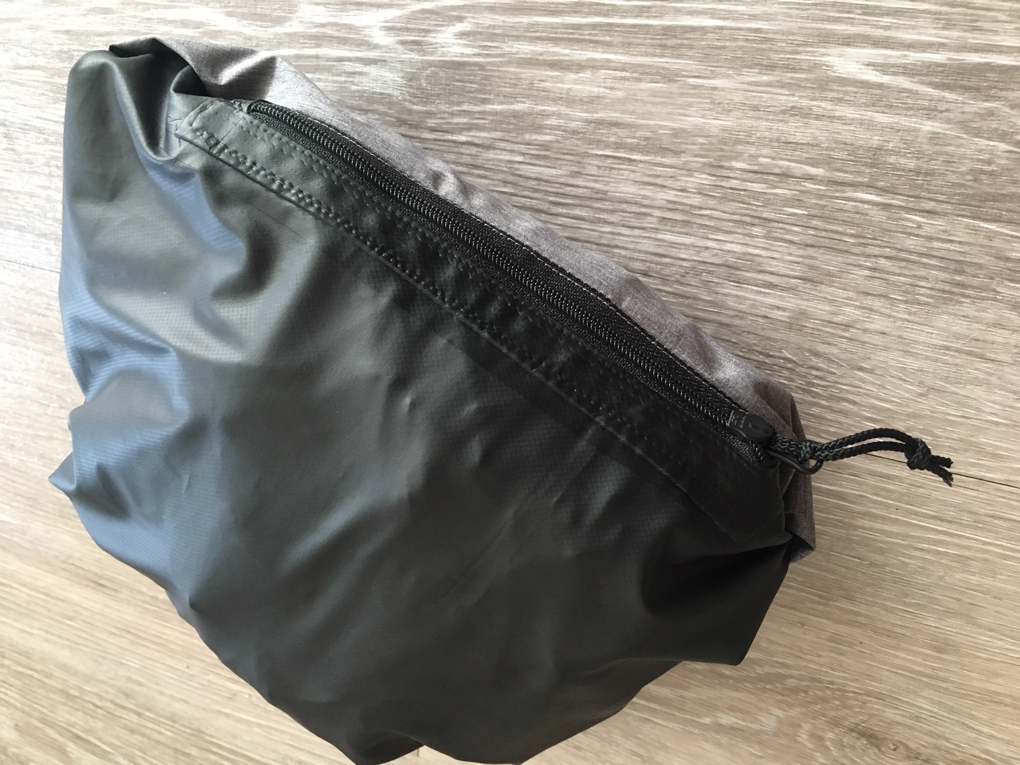 Jacke verpackt in eigener Tasche