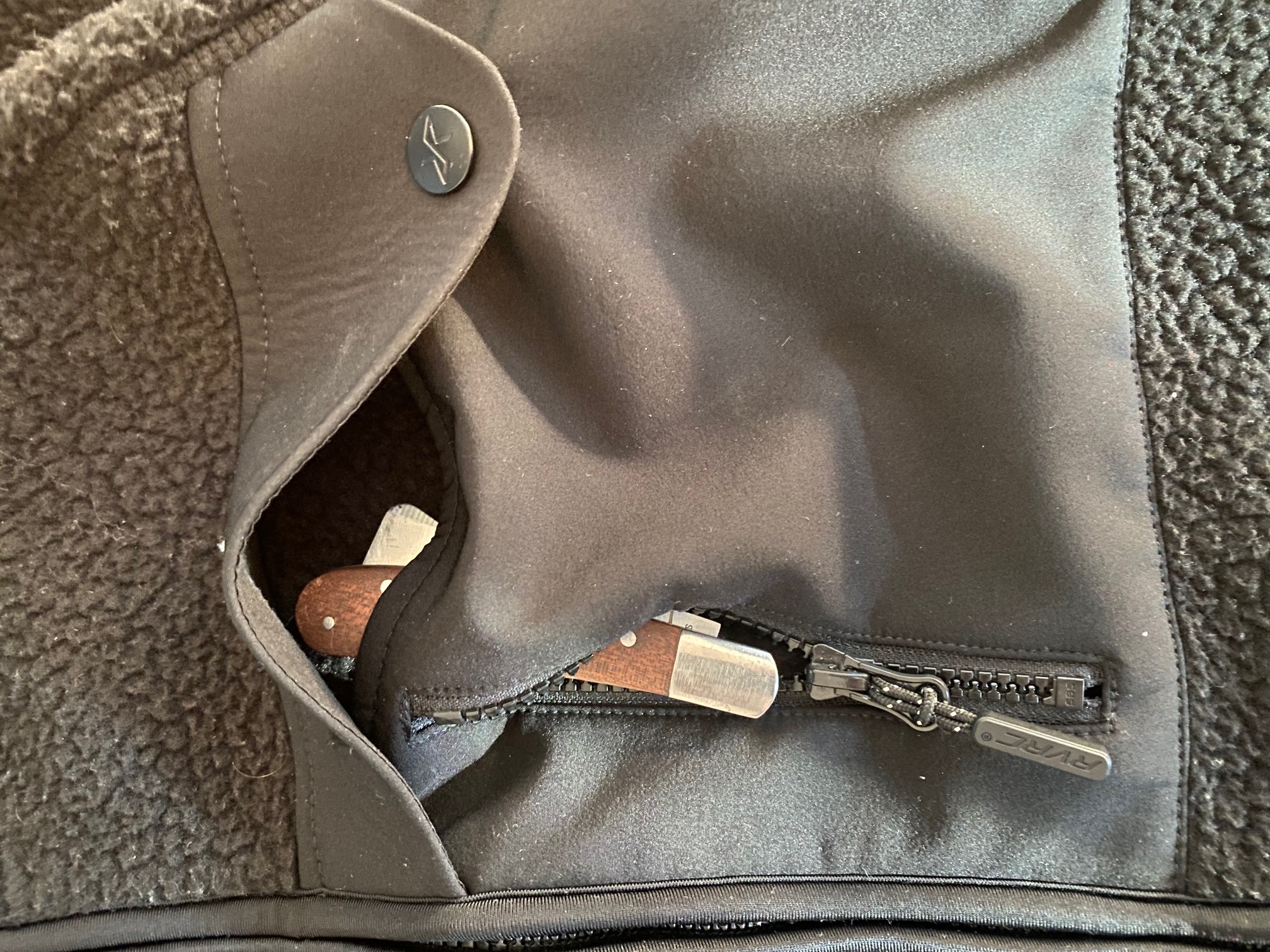 Tasche aus welcher ein Gegenstand ragt