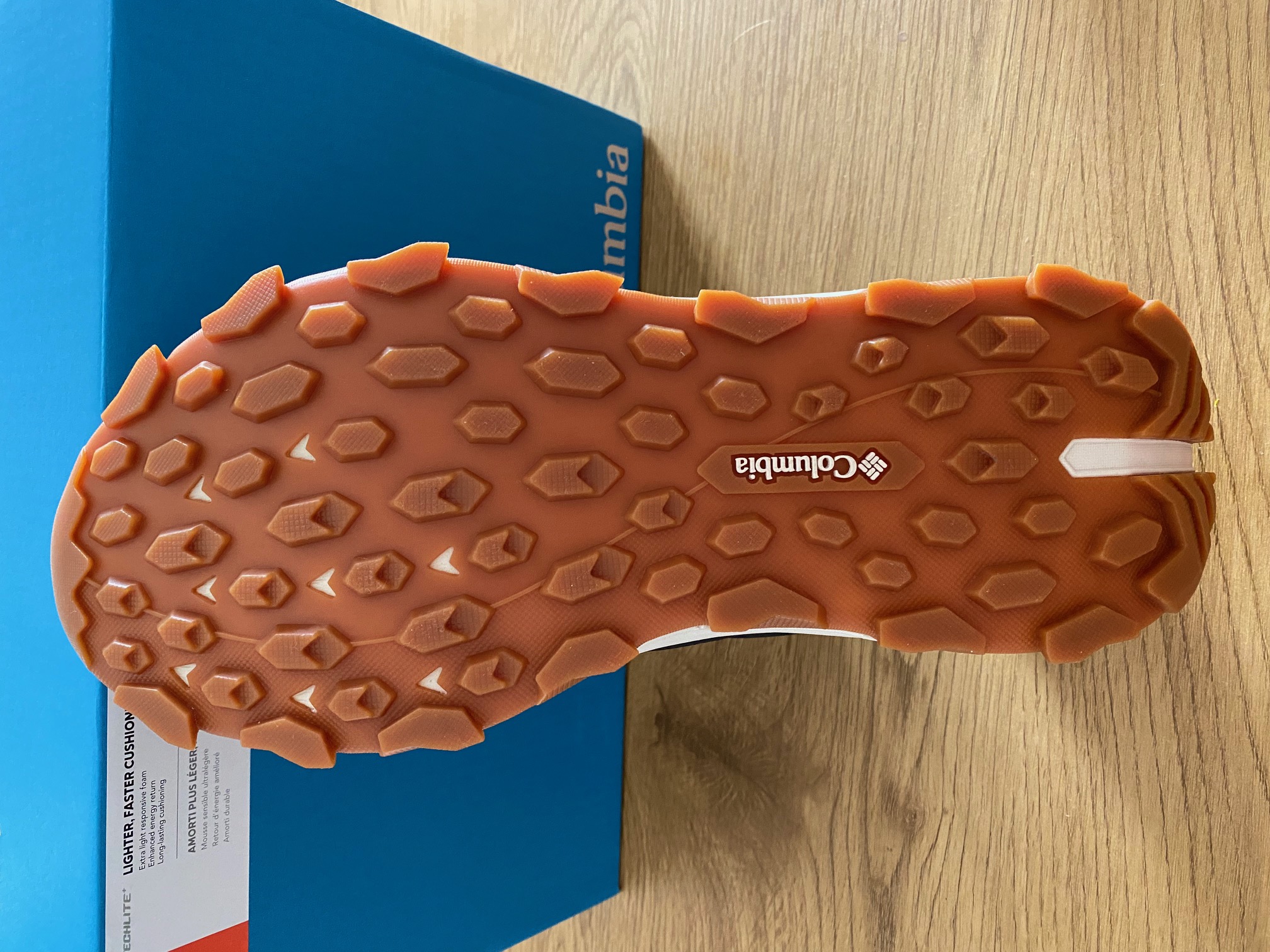 Eine Aufnahme der Schuhsohle mit multidirektionalen Stollen