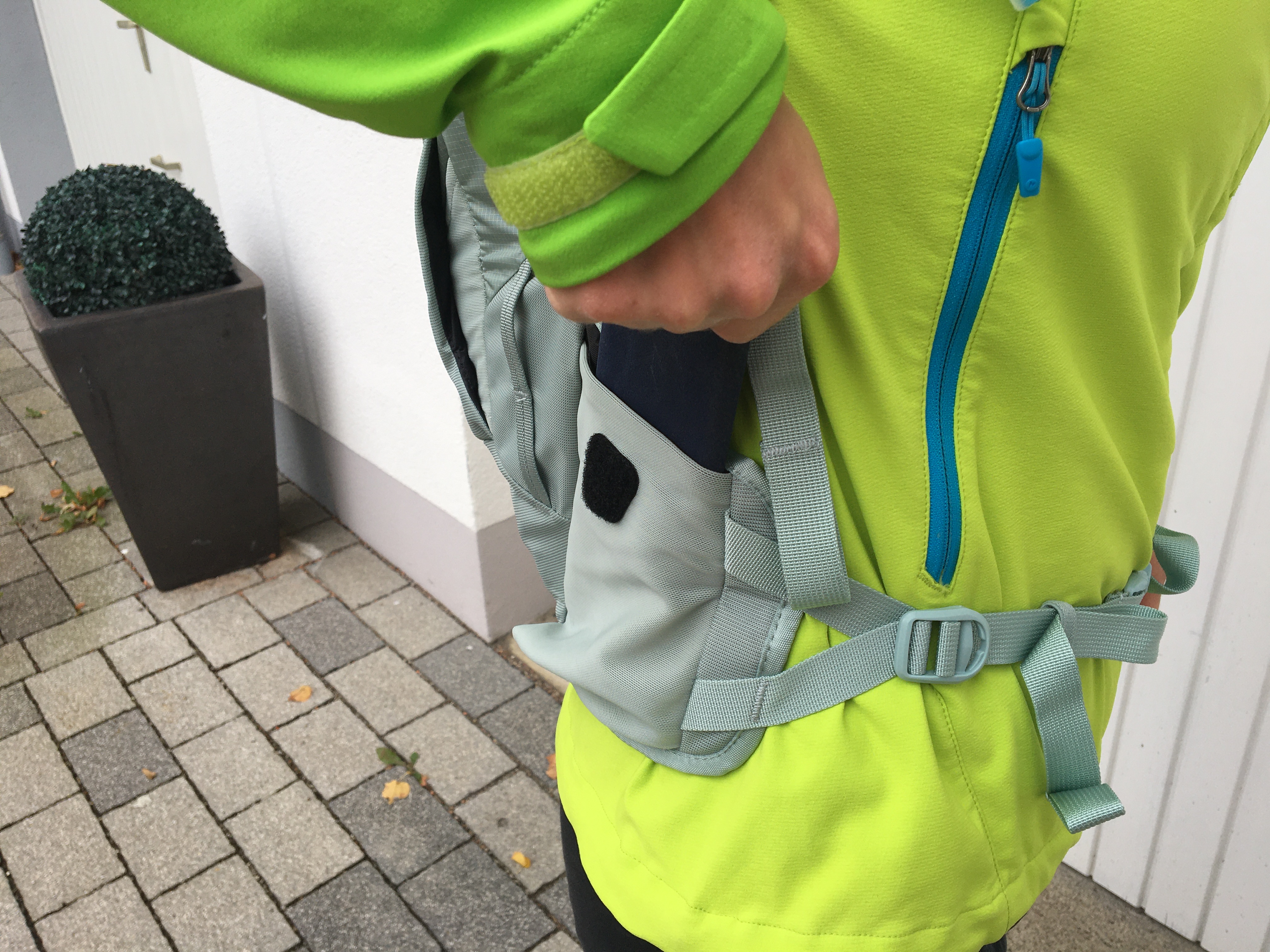 Das Handy in der Hüftgurttasche