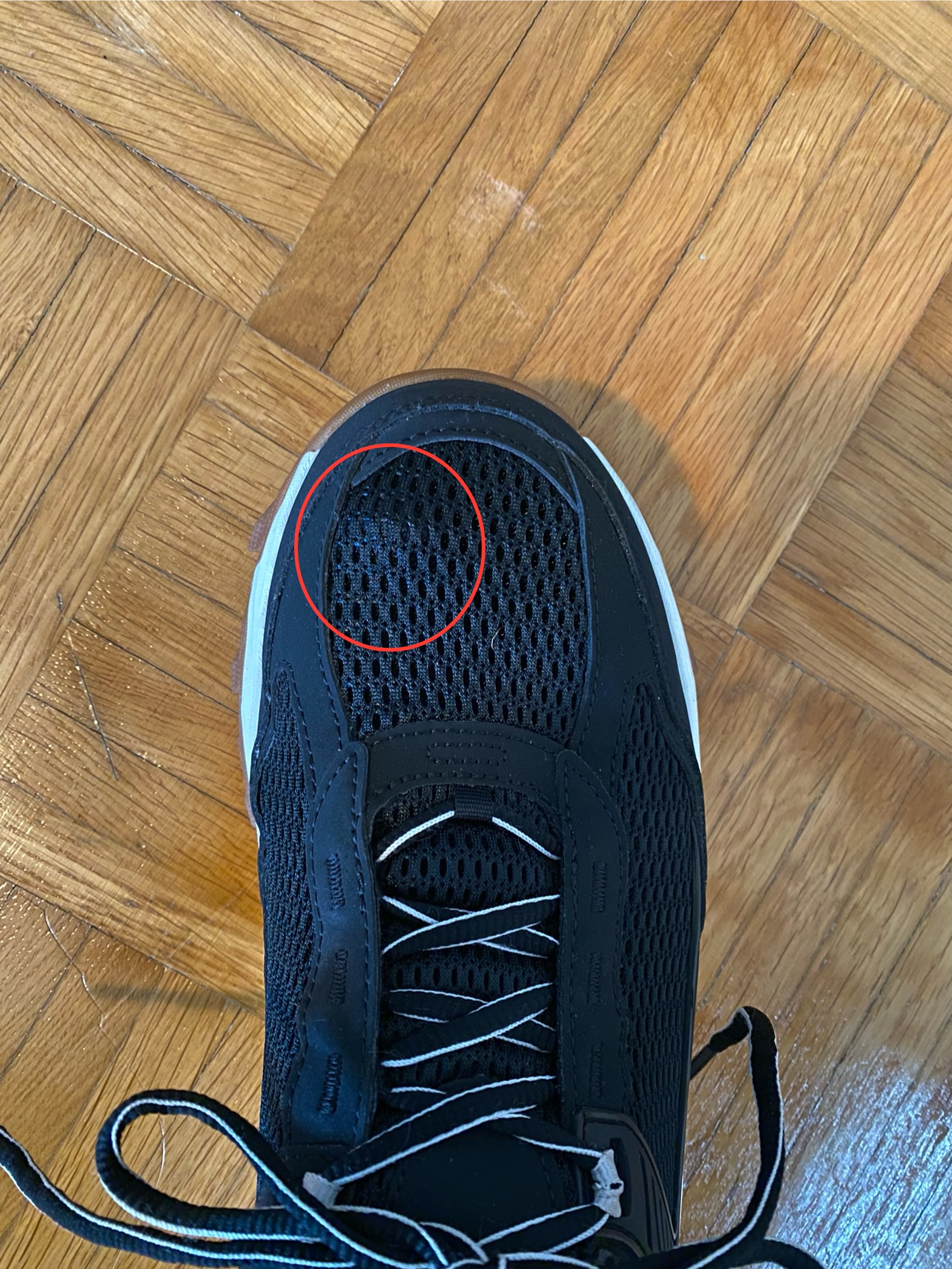 Zeh im Schuh zum aufzeigen der Distanz bis zum Ende des Schuhs