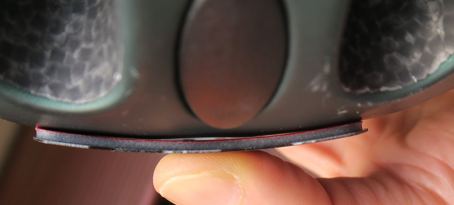 Metallplatte an Helm gehalten 1