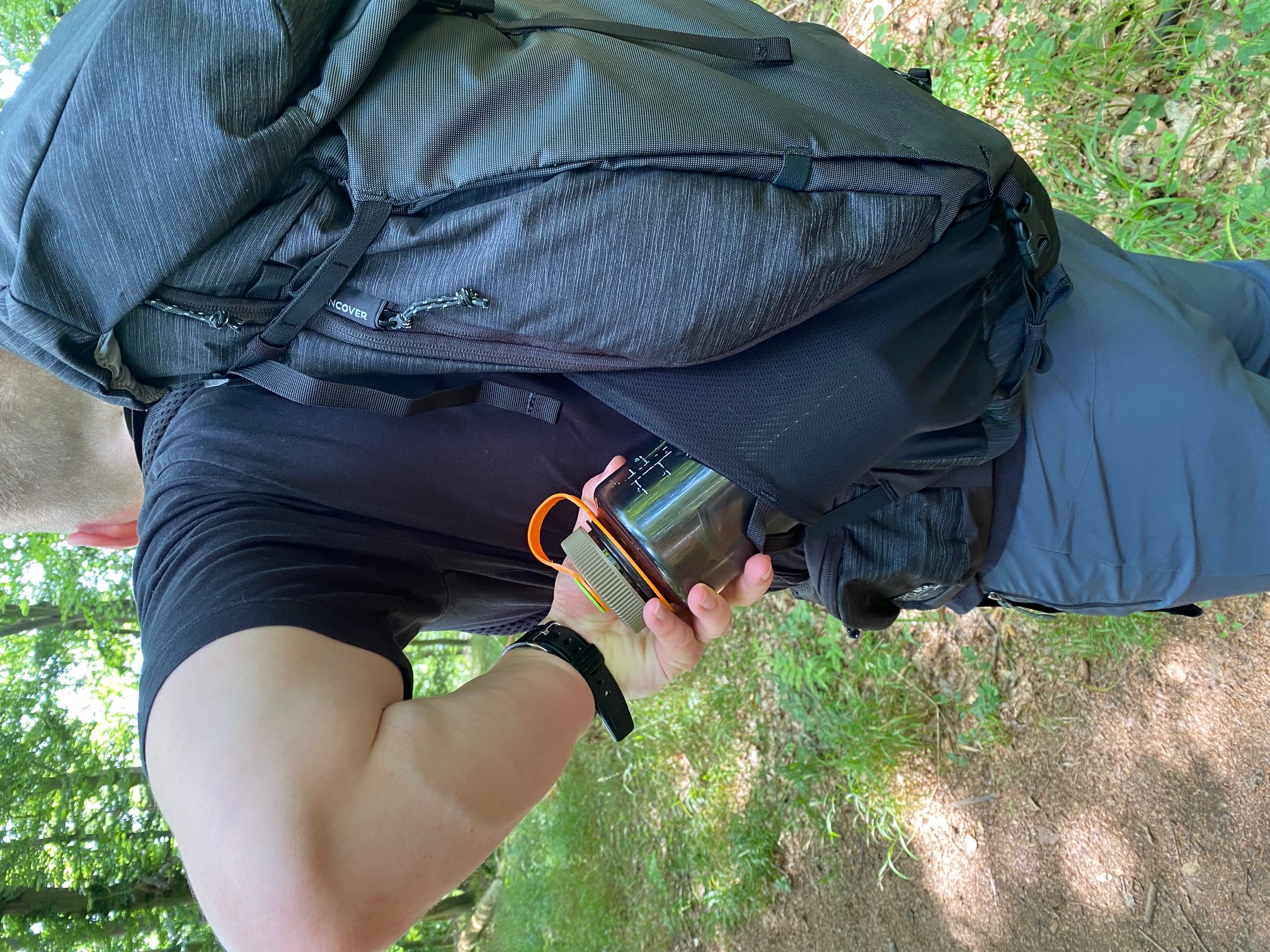 Zugriff auf die Trinkflasche während des Tragens 
