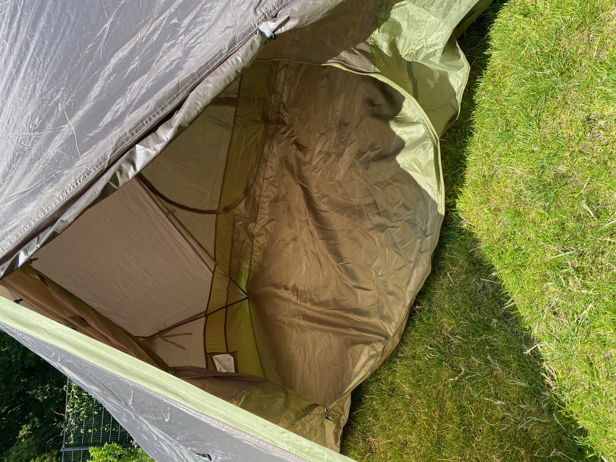 Gesamtansicht geöffnetes Zelt