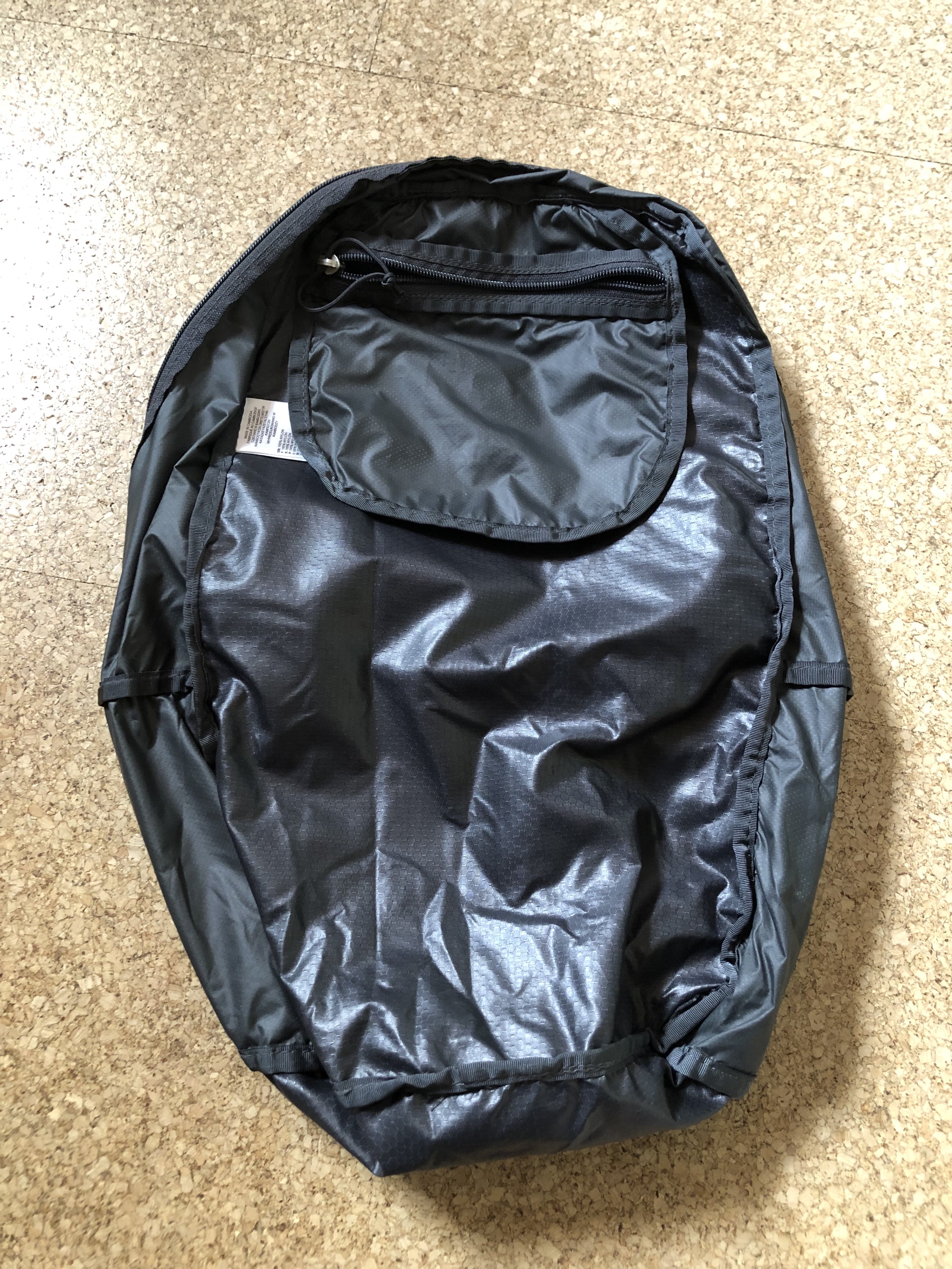 Schritt 1: Rucksack auf links drehen und Träger verpacken
