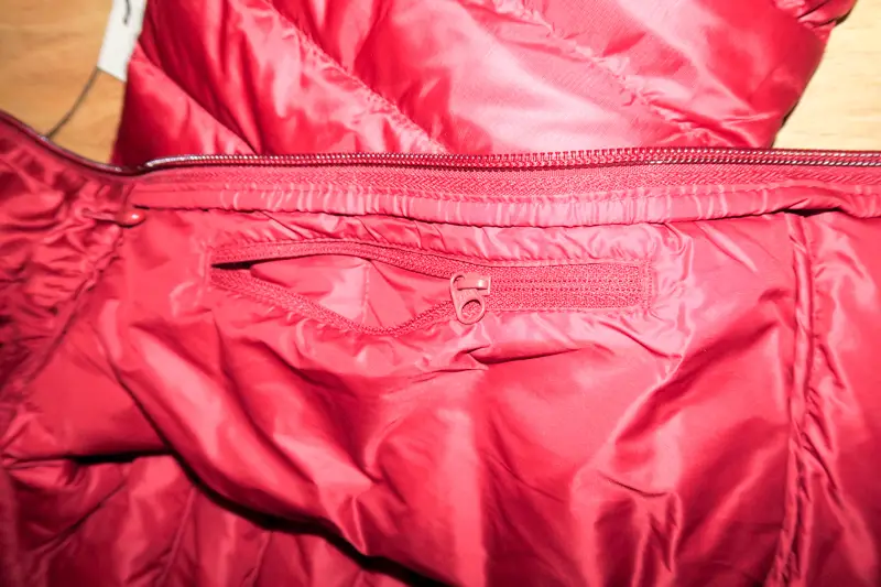 Versteckte Brusttasche