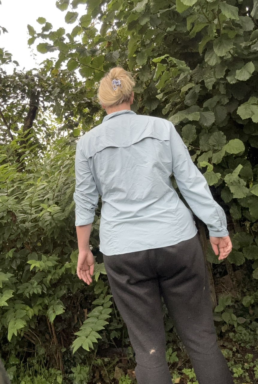 Bluse hinten angezogen