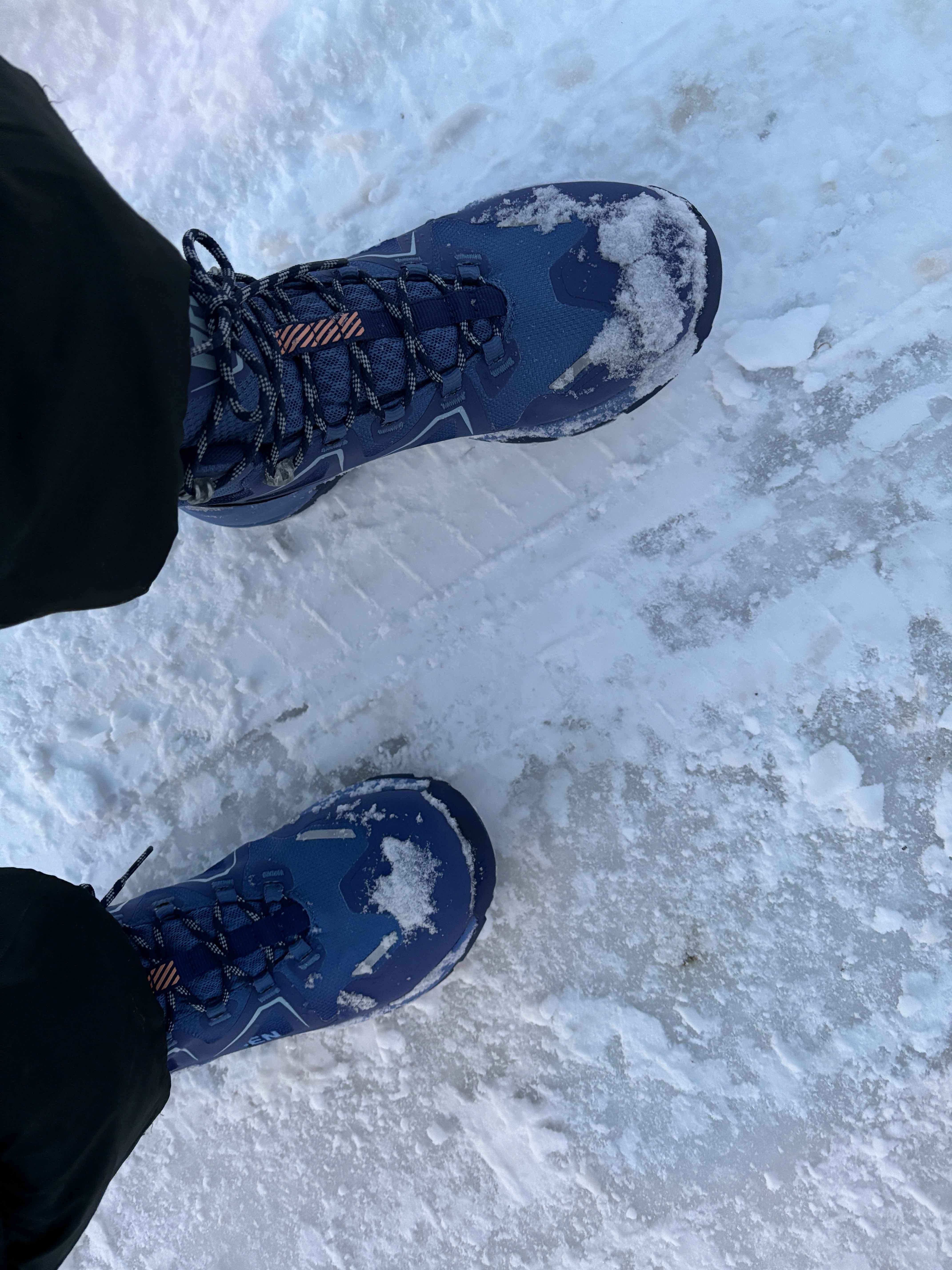 Mit den Schuhen über Schnee und Eis
