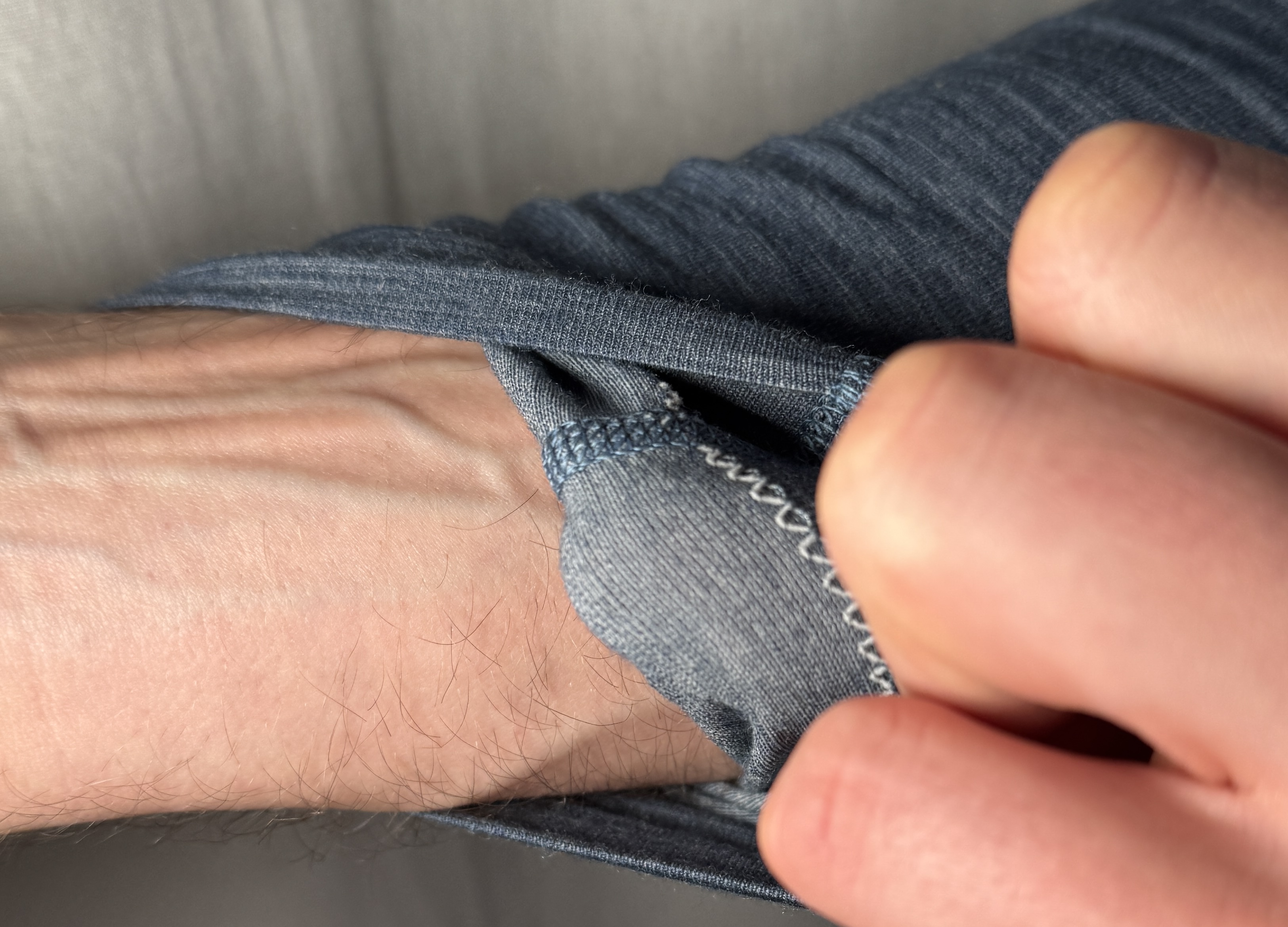 Flache Nähte und sehr angenehmes Material dort wo das Shirt die Haut berührt.