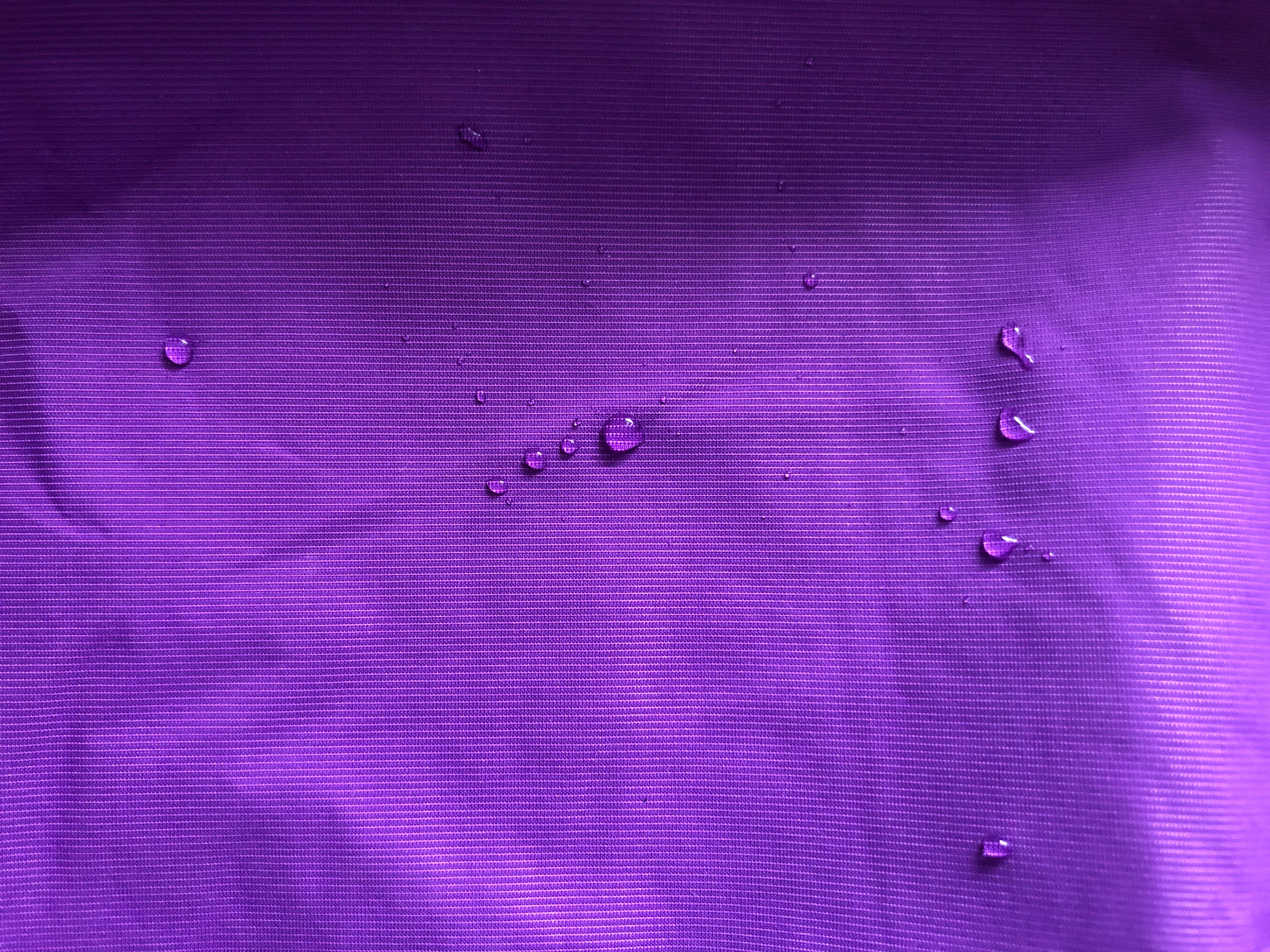 Das Wasser perlt von der Jacke ab
