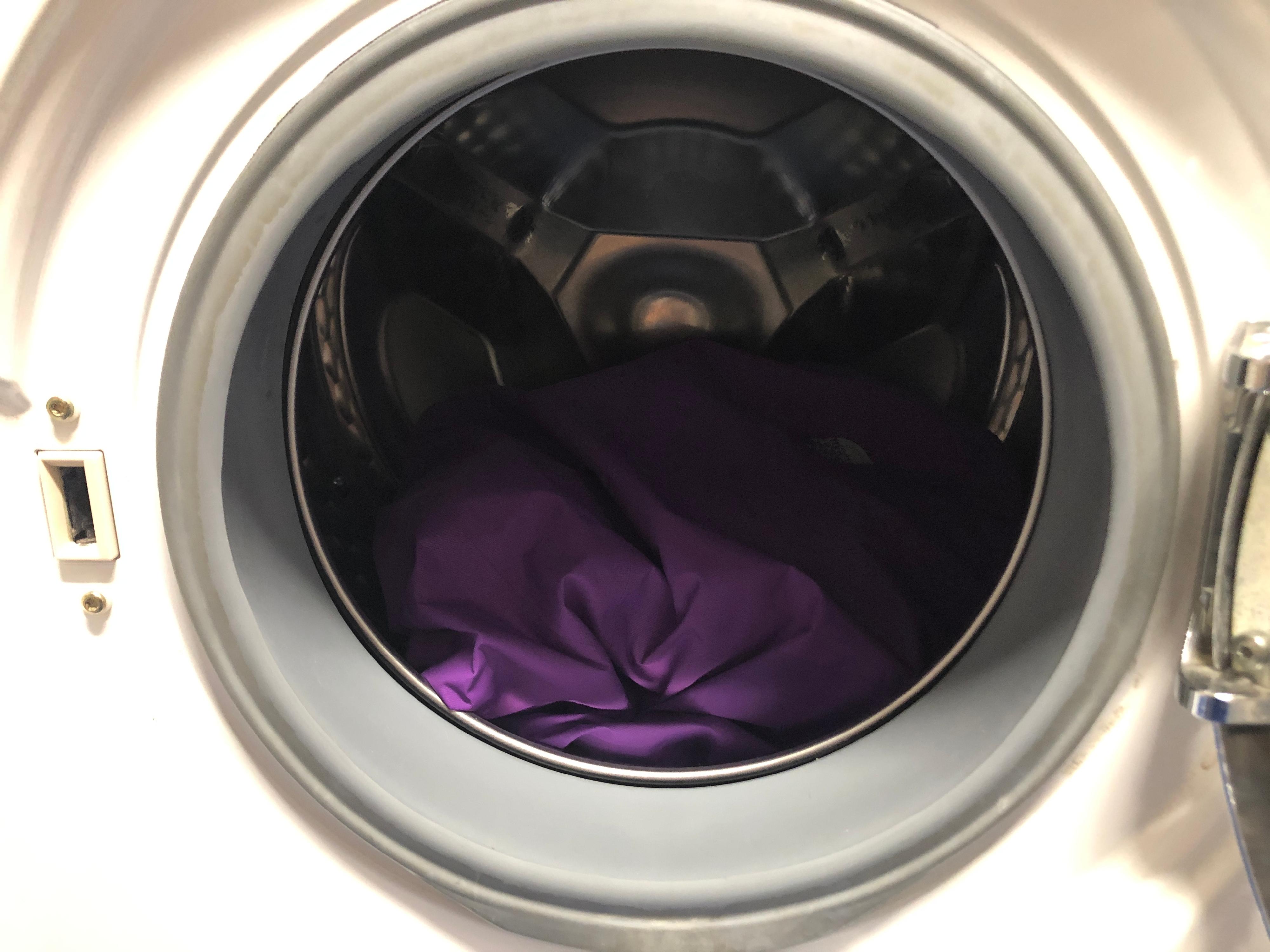 Die Regenjacke in der Waschmaschine