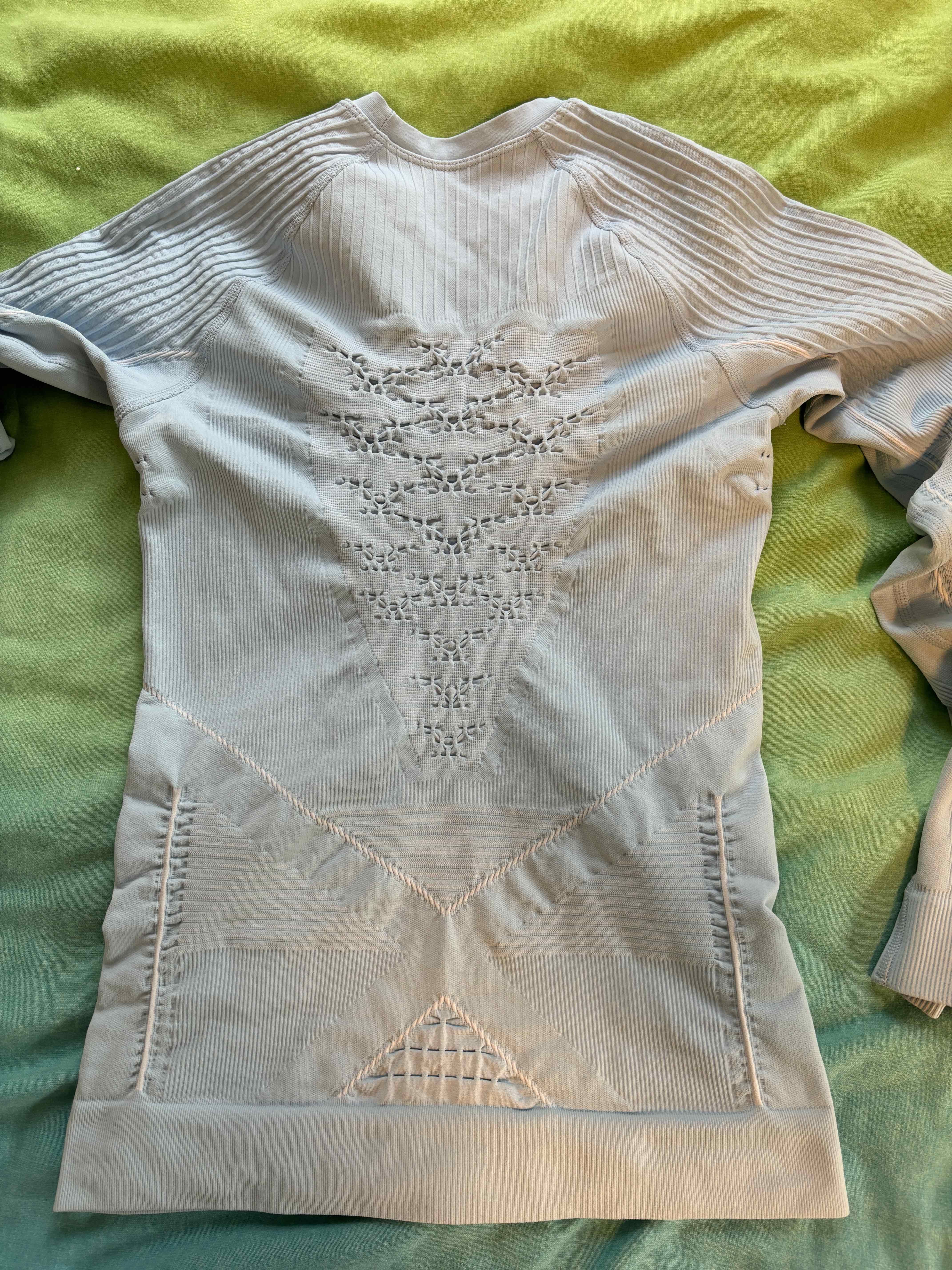 und das Shirt von hinten