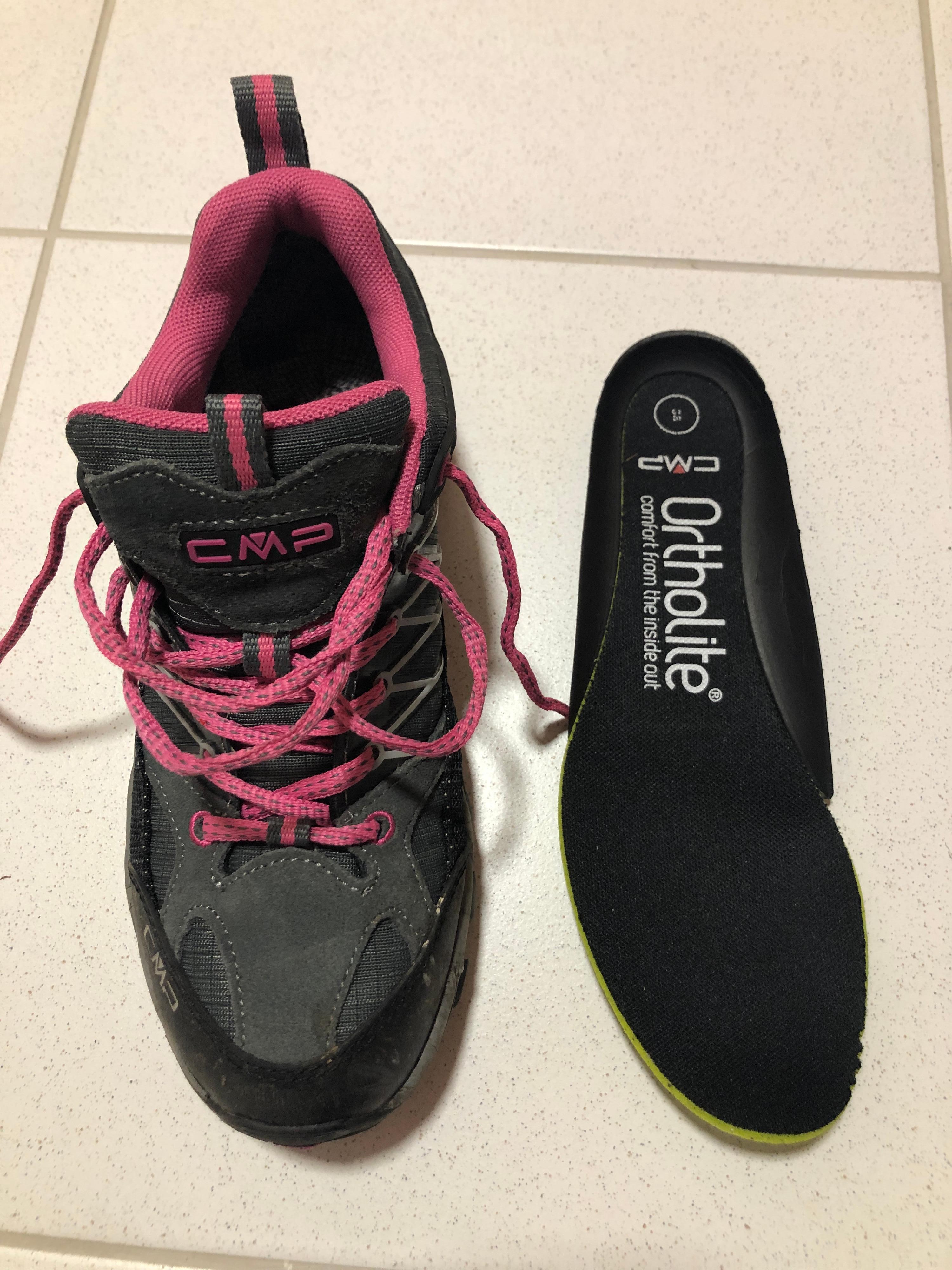 Schuh und herausnehmbare Sohle daneben